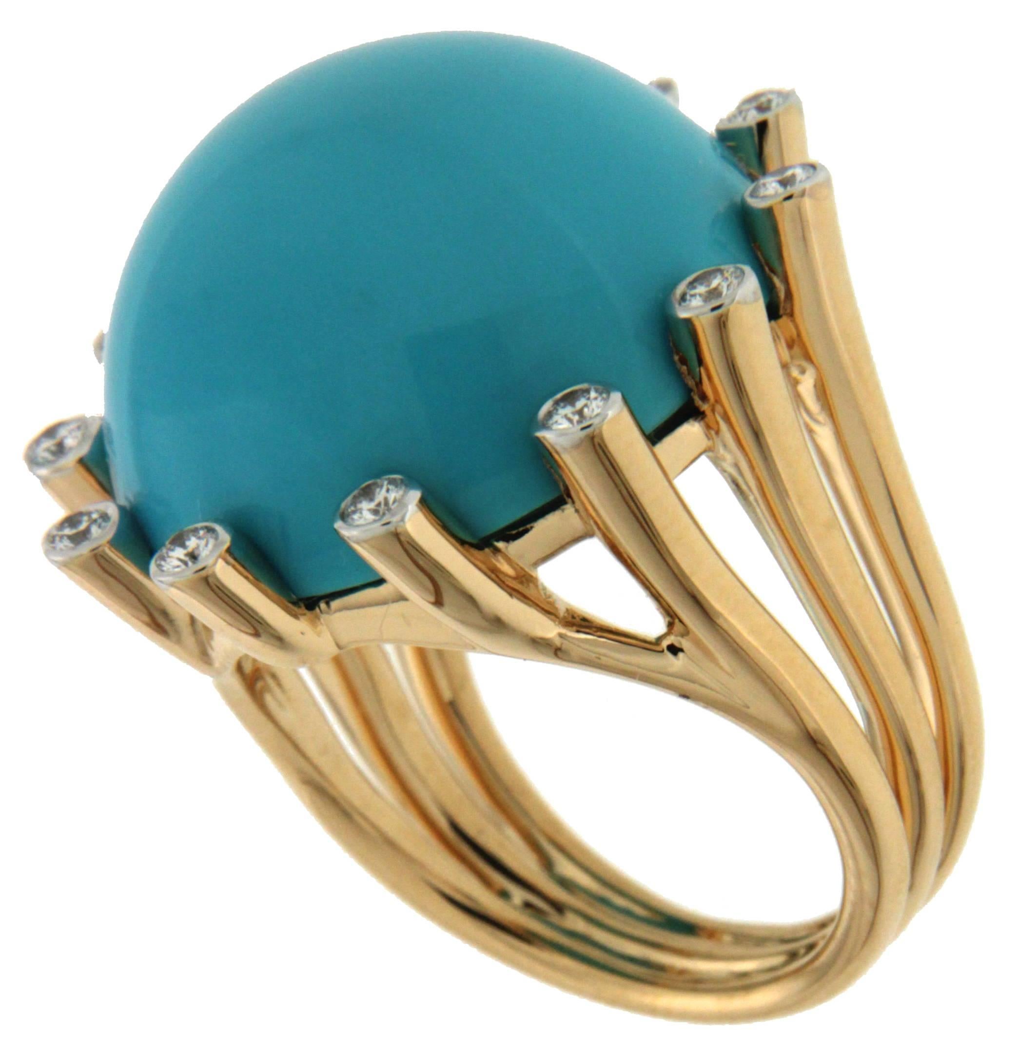 This La Luna ring features a 22 mm round Turquoise Cabochon surrounded by 12 round brilliant diamonds. This ring is finished in 18kt Yellow Gold.