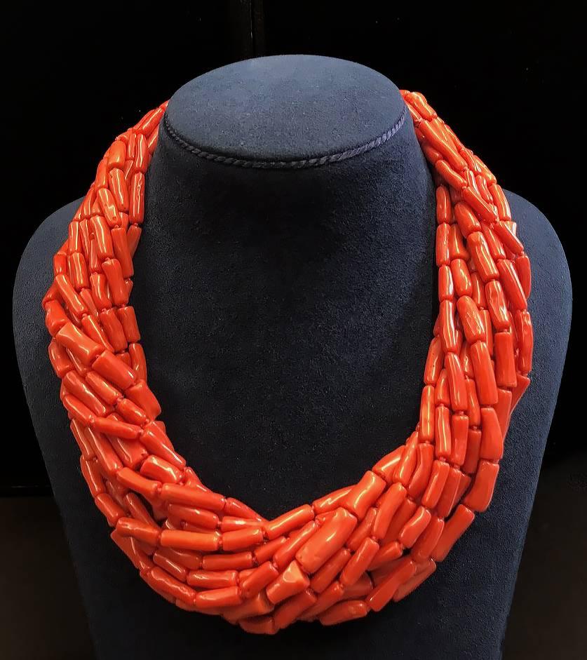 This necklace features fourteen strands of memmetti red coral and is finished with an 18kt yellow gold ring and toggle clasp.