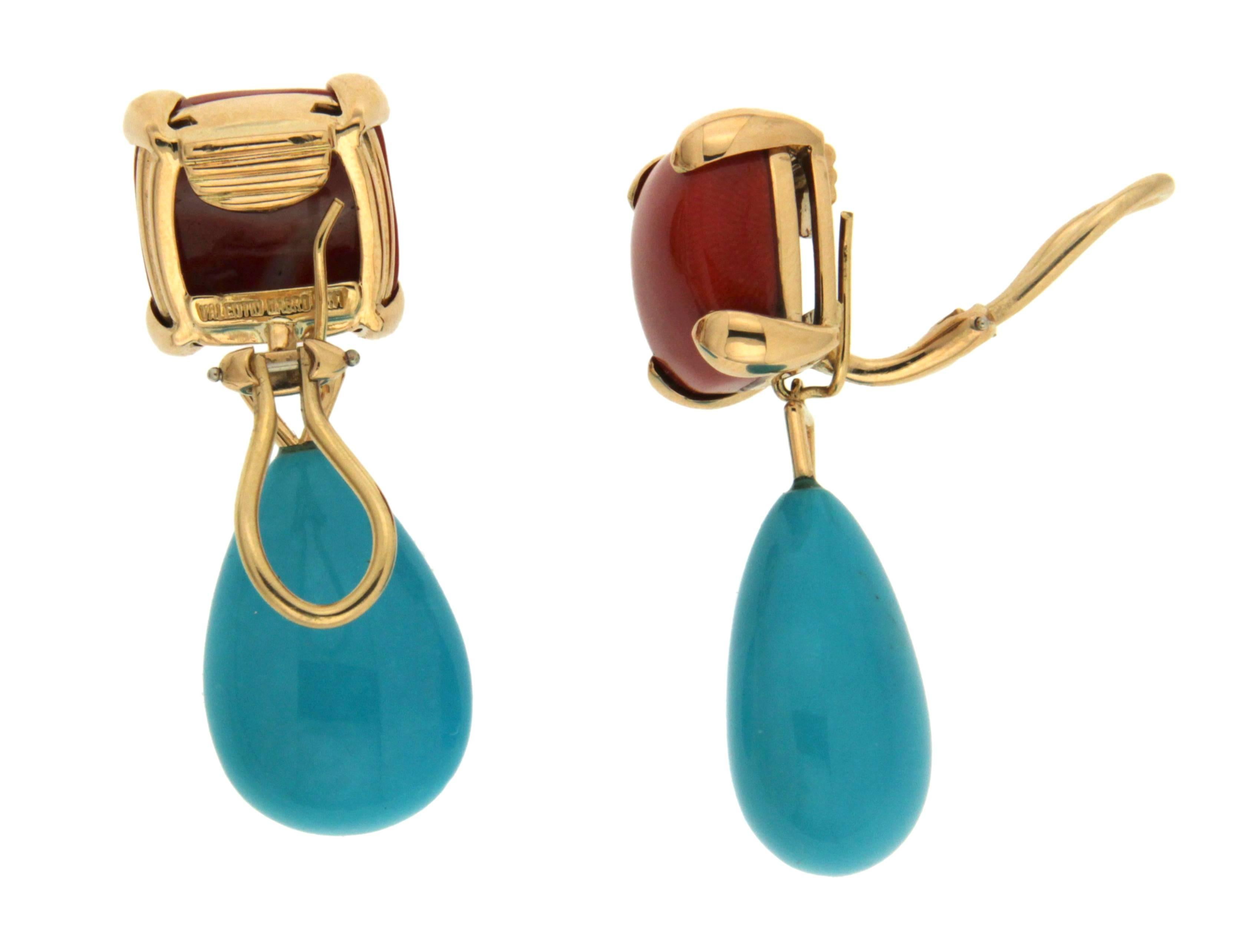 This lovely pair of earrings features coral cushion cabochons and turquoise drops of the finest quality, are completed in 18kt yellow gold and clip backs.