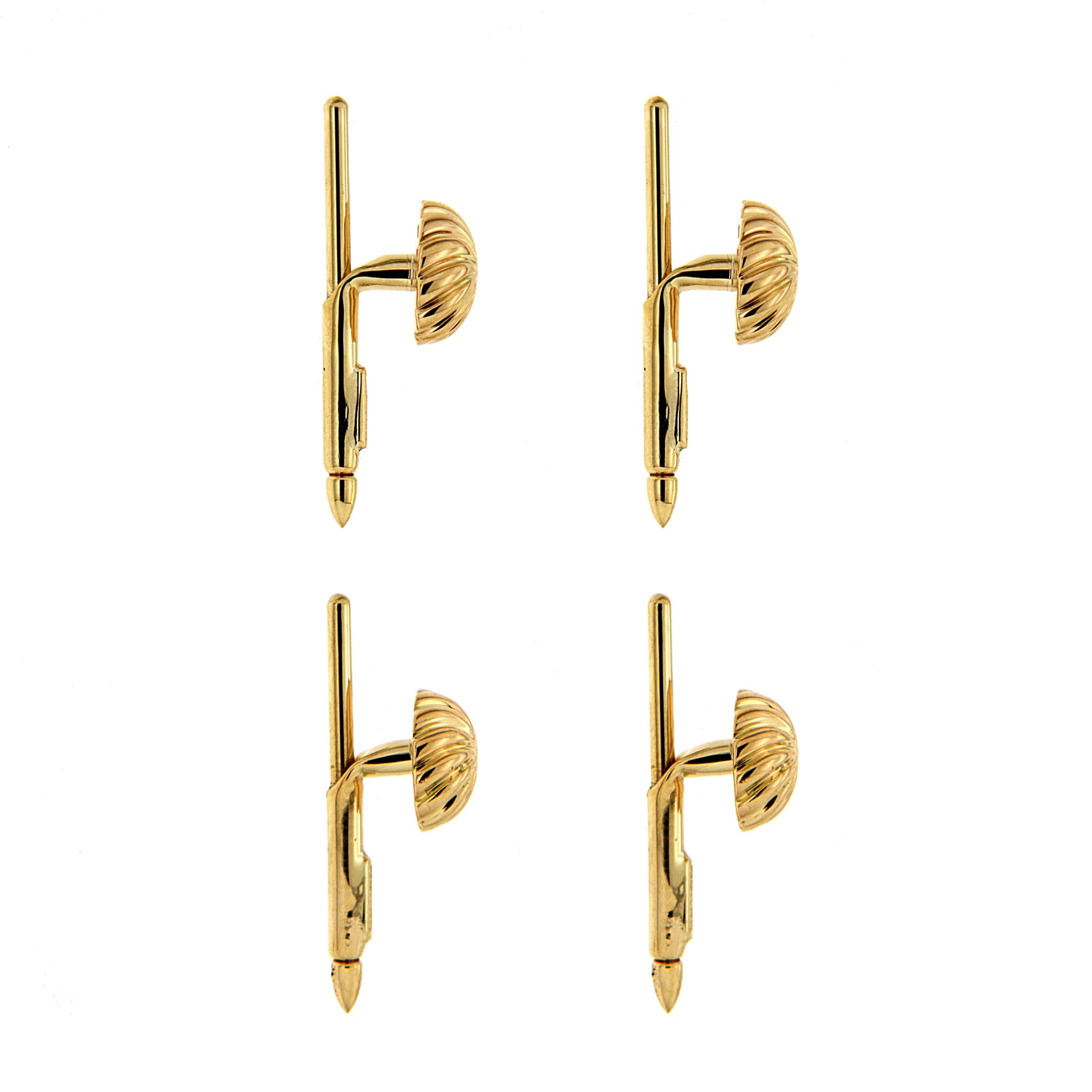 These fluted swirl shirt studs are made in 18kt yellow gold. 