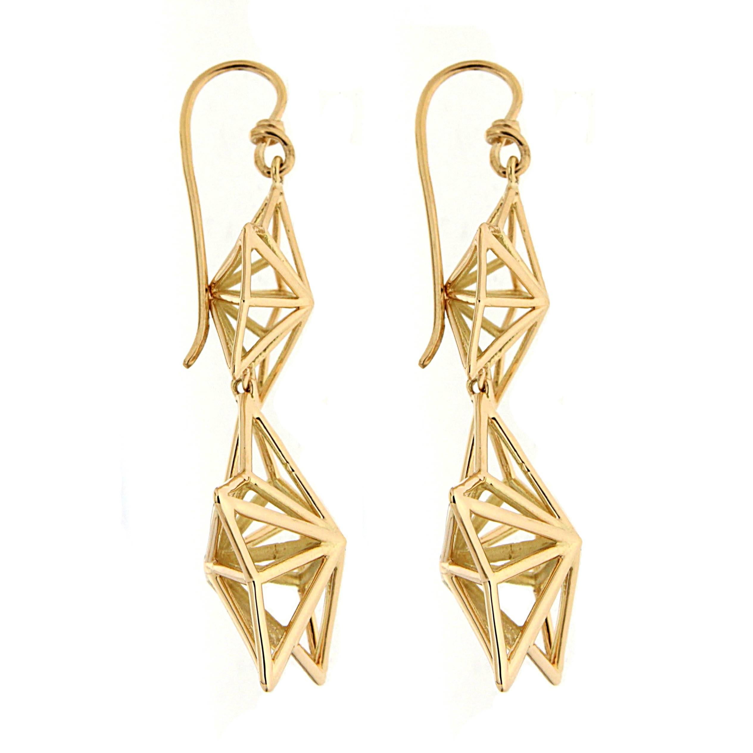 This lovely pair of 3 dimensional dangling stars earrings is made in 18kt yellow gold.