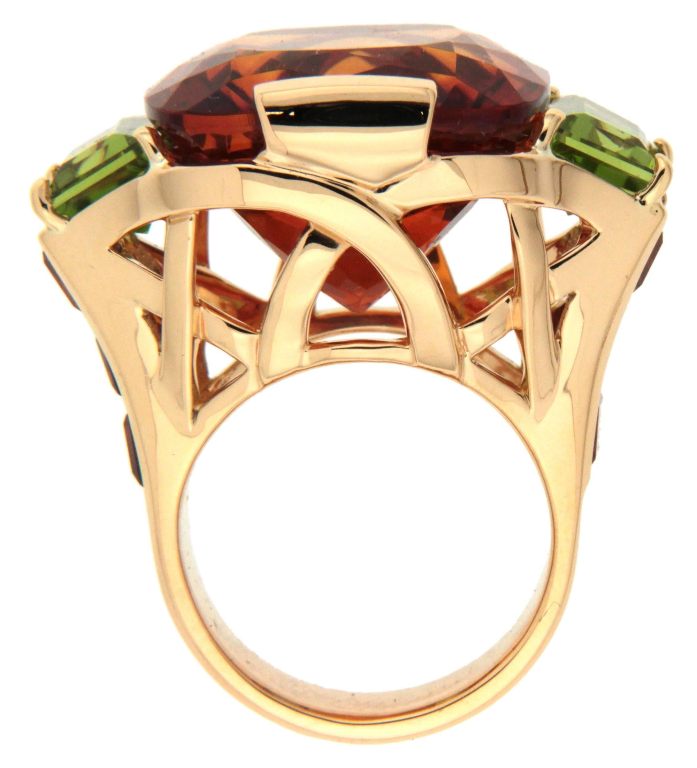 This ring is made in 18kt yellow gold, it features a 25.55ct cushion cut citrine in the center with trapezoid peridots on the side and emerald cut citrines on the shank.