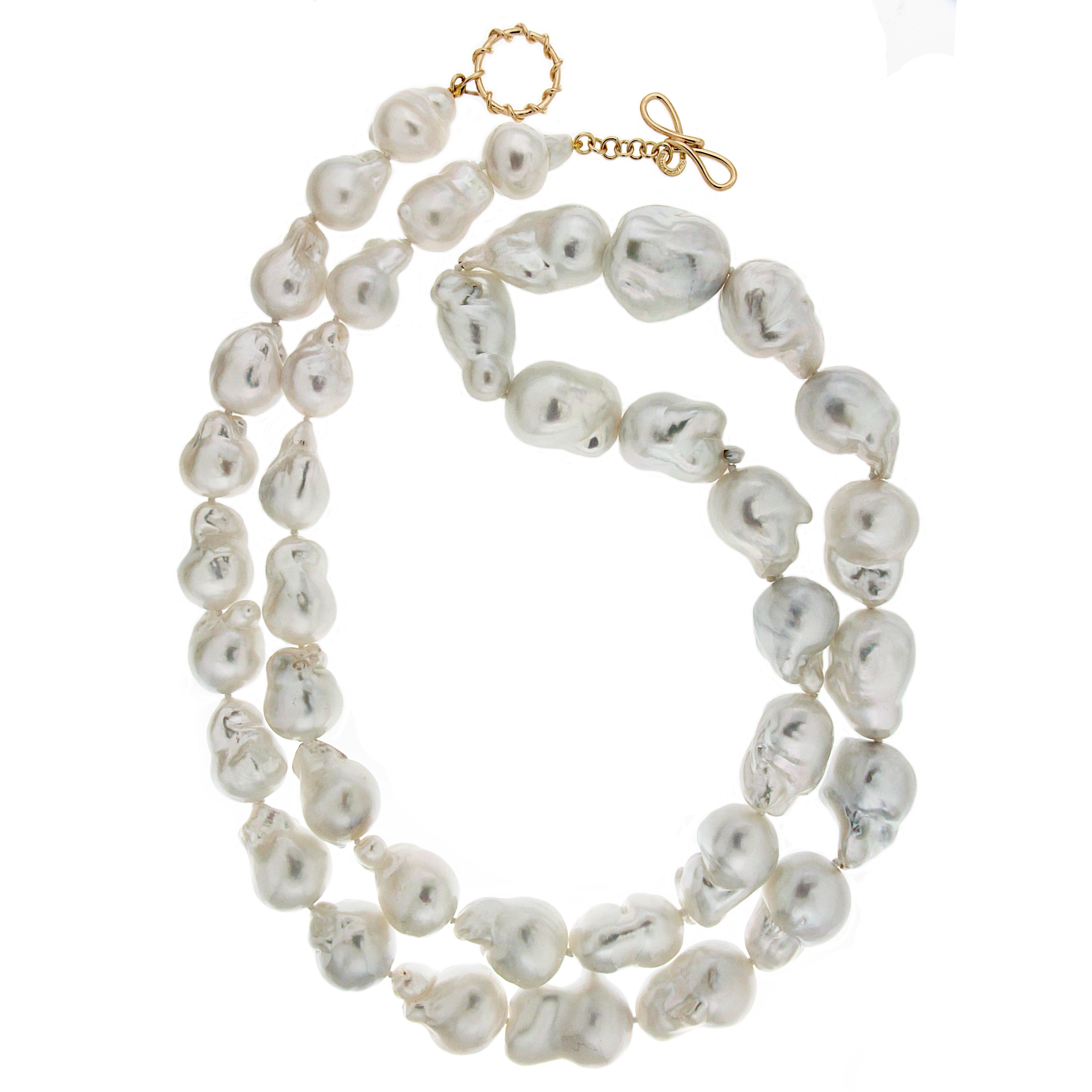 This beautiful necklace features 39 South Sea Baroque pearls with measurements range from 21.9x21.00 to 17.2 x 14mm. The necklace is completed with 18kt yellow gold knot clasp ring and toggle.
