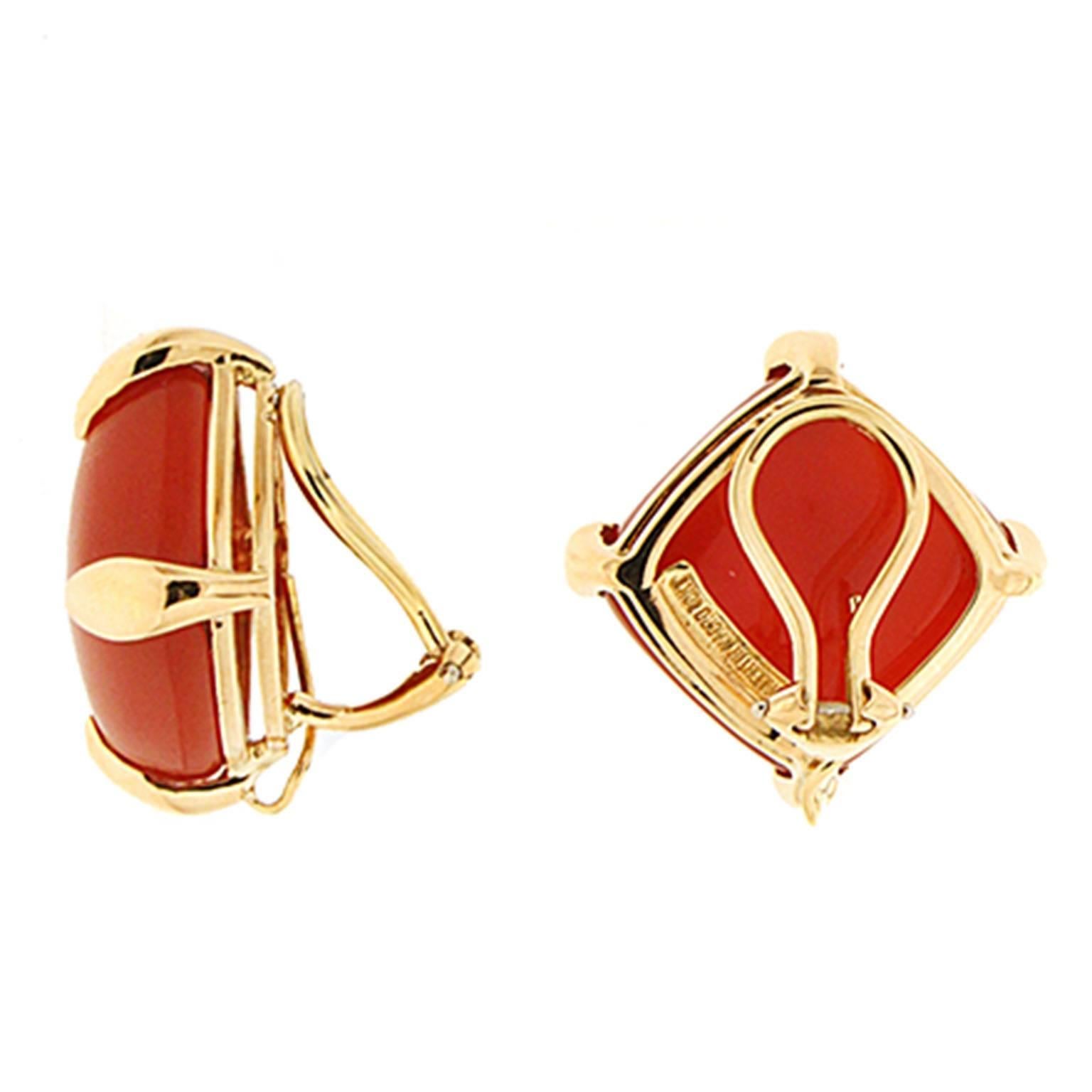 Earrings with cushion carnelian in 18kt yellow gold with clip backs.