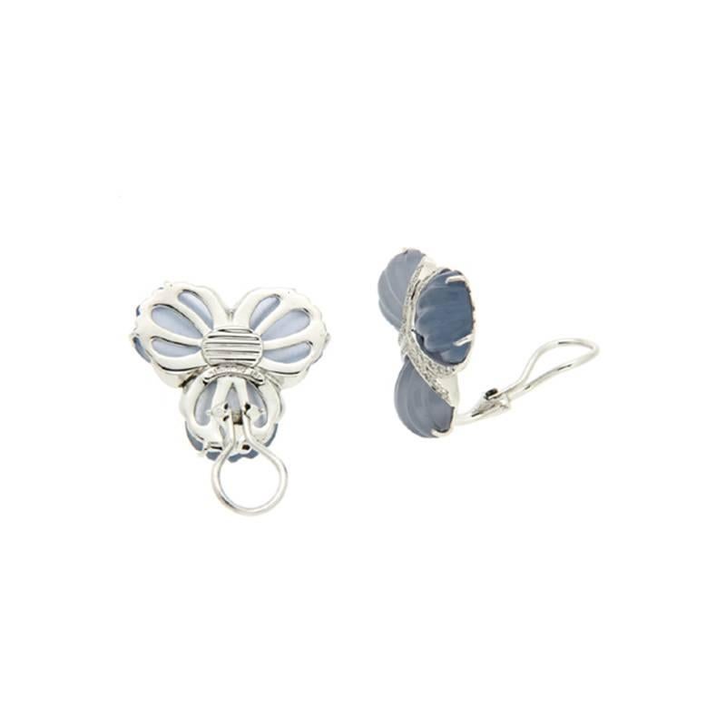 These unique triple fan earrings are made in 18kt white gold, they feature six pieces of specially cut chalcedony and round brilliant diamonds. They are finished with clip-backs.