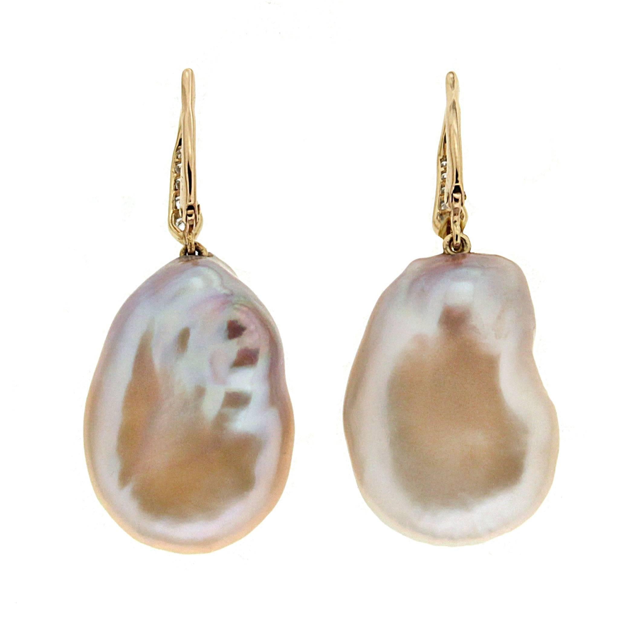 This pair of lovely Fresh Water Baroque Toast Pearl drop earrings is finished in 18kt yellow gold with diamond lever backs. The result is a unique jewel and the perfect gift for any occasion.