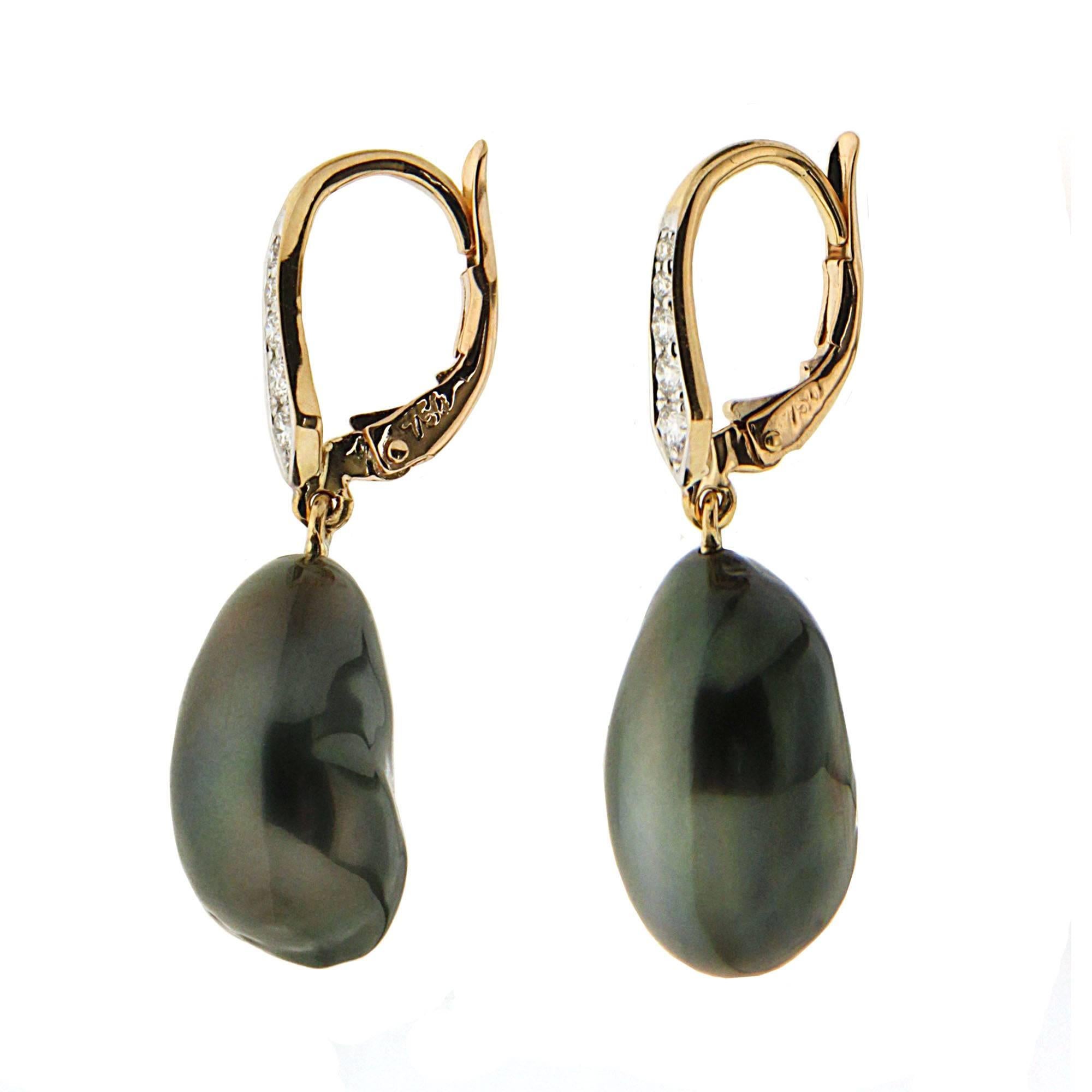This lovely pair of earrings feature Tahitian Pearls with pave diamond lever back in 18kt yellow gold. 