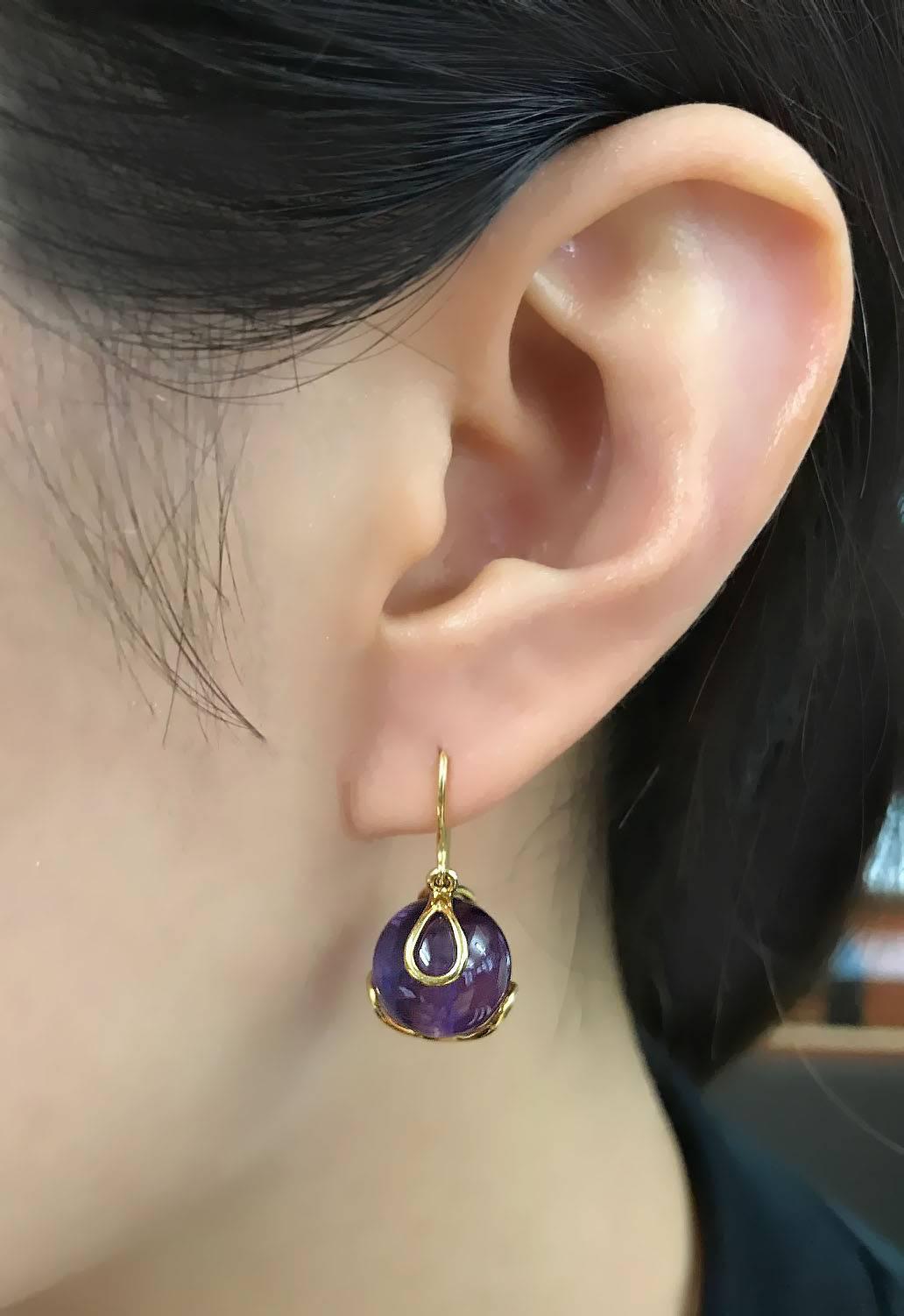 These elegant earrings are made in 18kt yellow gold, with amethyst balls drop and French wires. Iconic