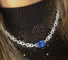 Collar de 18 pulgadas con un zafiro de Ceilán de 6 quilates en el centro y eslabones con pavé de diamantes en forma de media luna