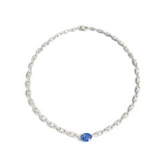 Collar de 18 pulgadas con un zafiro de Ceilán de 6 quilates en el centro y eslabones con pavé de diamantes en forma de media luna