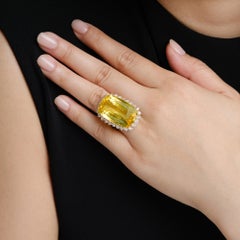 Antik-Ring mit einem 35-Karat-gelben Saphir (GIA, nicht erhitzt) und Diamant-Halo, 1970er Jahre