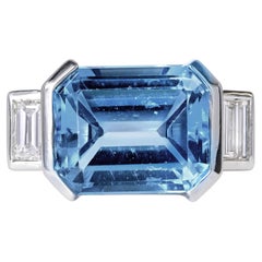 Antiker Ring aus 18-karätigem Weißgold mit einem blauen Topas im Smaragdschliff (5,80 Karat) und Diamanten