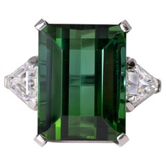 Anillo de cóctel de platino con turmalina verde de 29 quilates y diamantes de la colección Estate