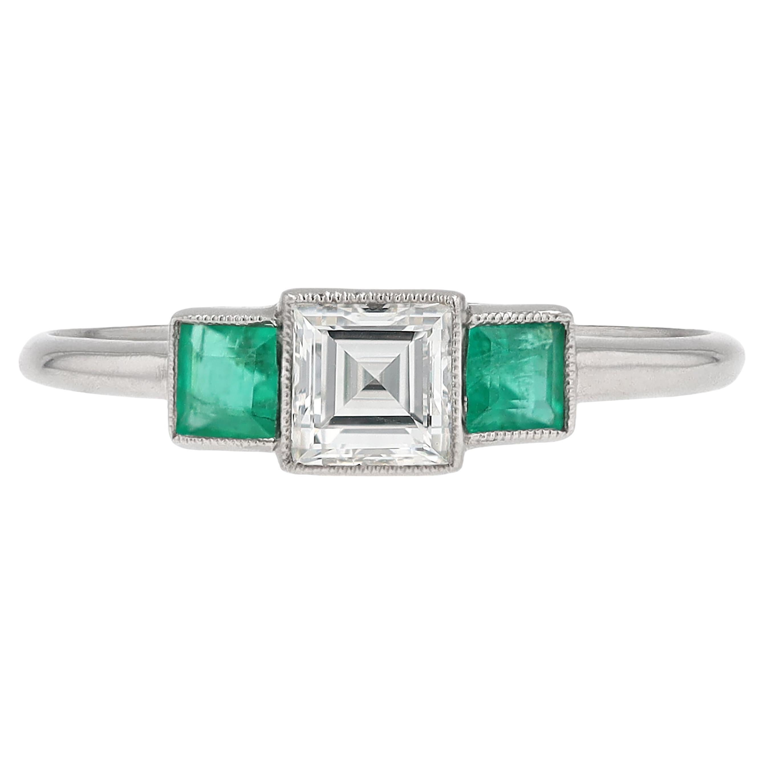 Minimalist Carré Cut Diamond Emerald 3 Stone Engagement Ring For Sale