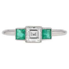 Minimalistischer Carré-Schliff Diamant Smaragd Verlobungsring mit 3 Steinen