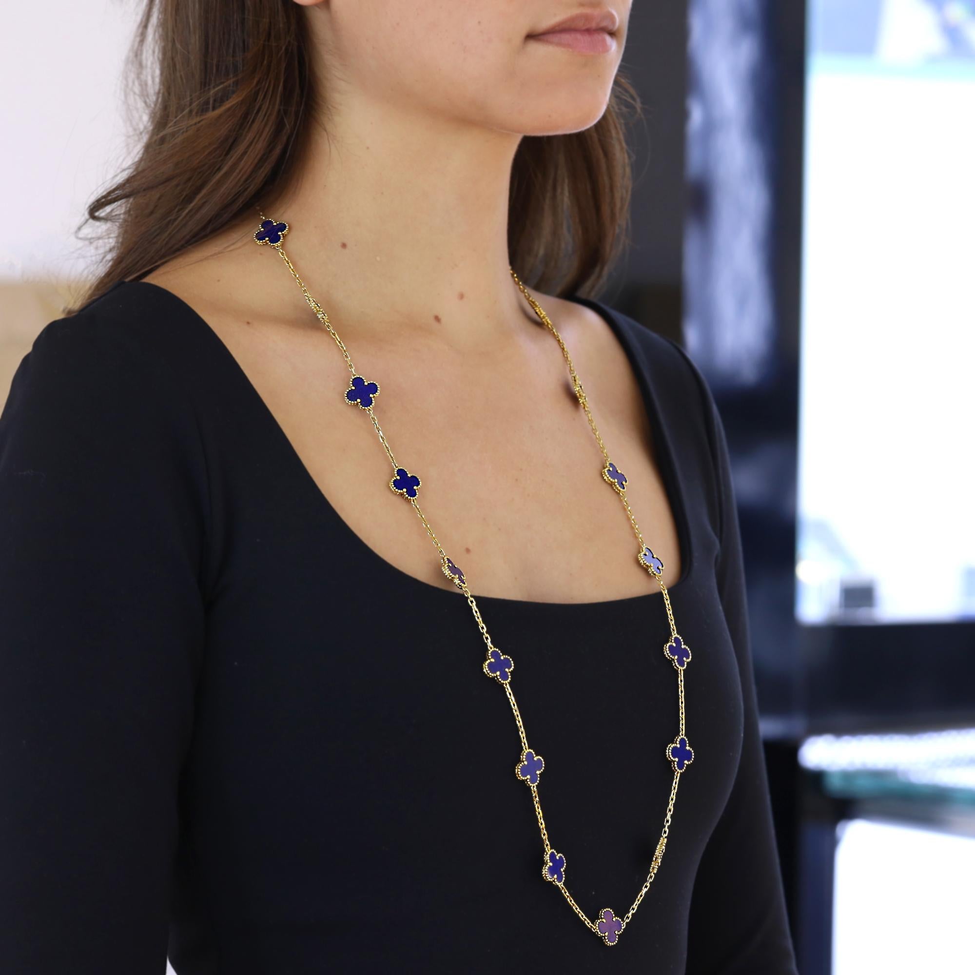 Collier Alhambra de Van Cleef & Arpels en or jaune 18 carats, luxueux, lustré et long, en lapis-lazuli. Cet objet de famille des années 1980 possède la certification de l'acheteur d'origine, garantissant l'authenticité, et reste en excellent état.