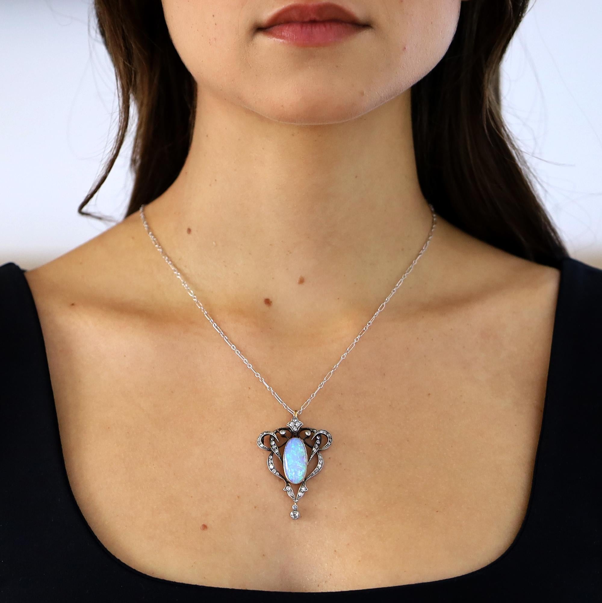 Con un'accattivante montatura curvilinea che mette in mostra un focoso opale australiano da 5 carati, questa autentica collana antica in stile Art Nouveau è semplicemente da urlo. Portando avanti una splendida eredità della Belle Epoque, questa