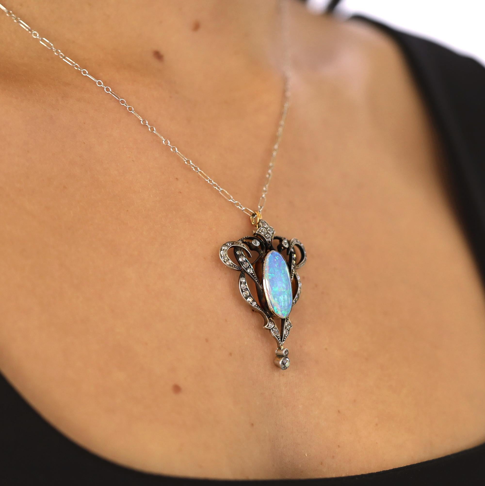 Cabochon Collana Lavalier Art Nouveau con opale e diamanti in argento e oro 14k in vendita