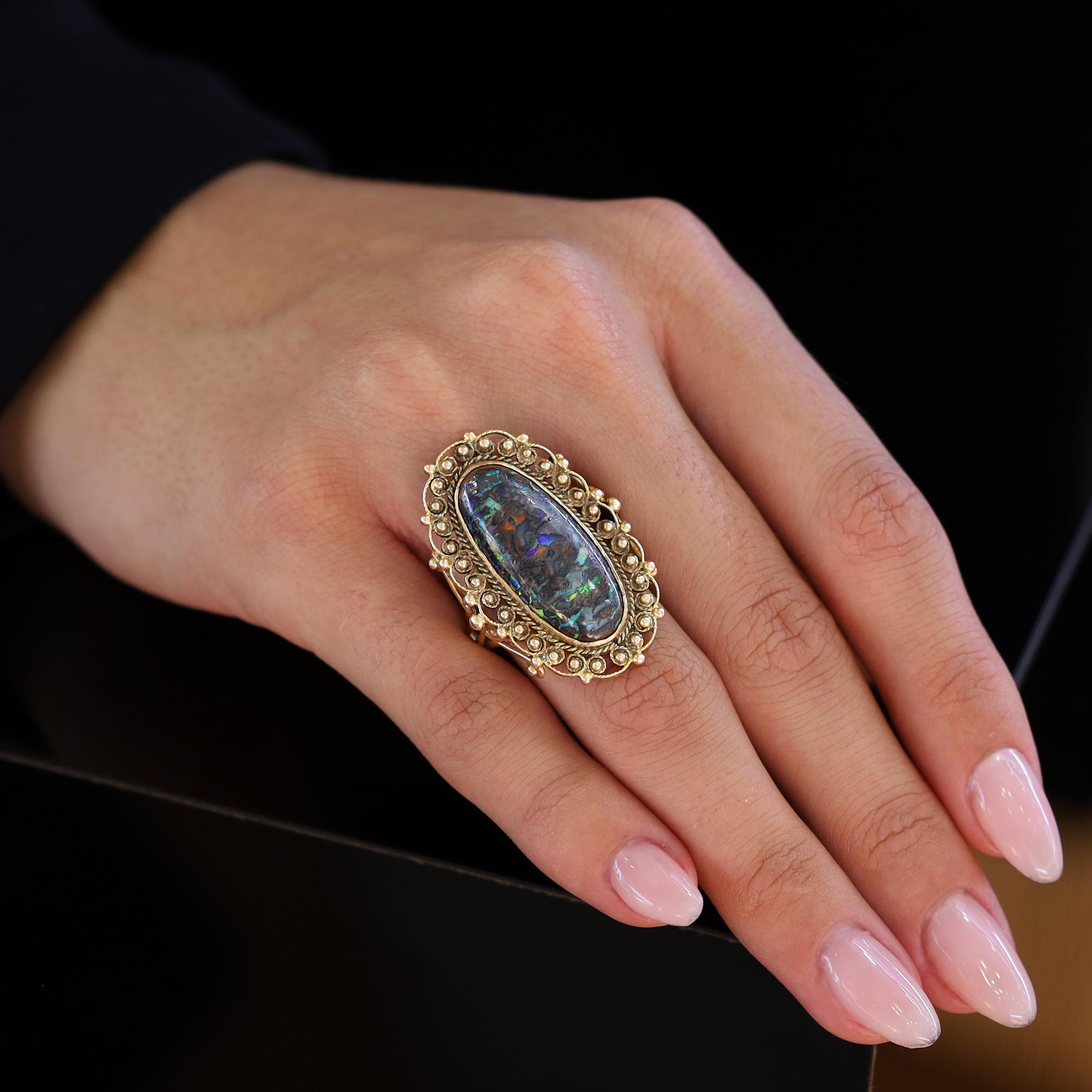 Ein wunderschöner Jugendstilring mit 7 Karat Boulder-Opal, der direkt aus einer großen Nachlasssammlung des bekannten Antiquitätenhändlers Robert Livernois aus Santa Barbara stammt. Seine extravagante Frau Wanda hatte den ersten Zugriff auf die