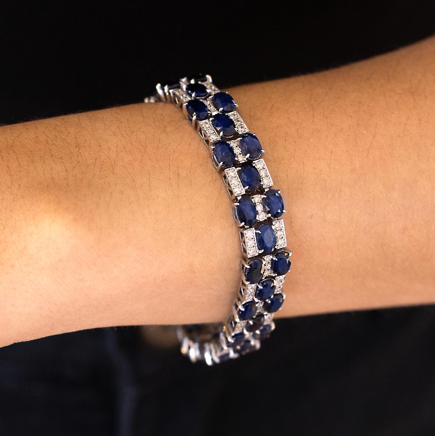 Un opulento e intrigante brazalete de zafiro vintage de mediados de siglo. El diseño en damero de 24 zafiros azules vivos crea un audaz contraste con los numerosos y centelleantes diamantes. Con unos impresionantes 25 quilates de gemas, el azul