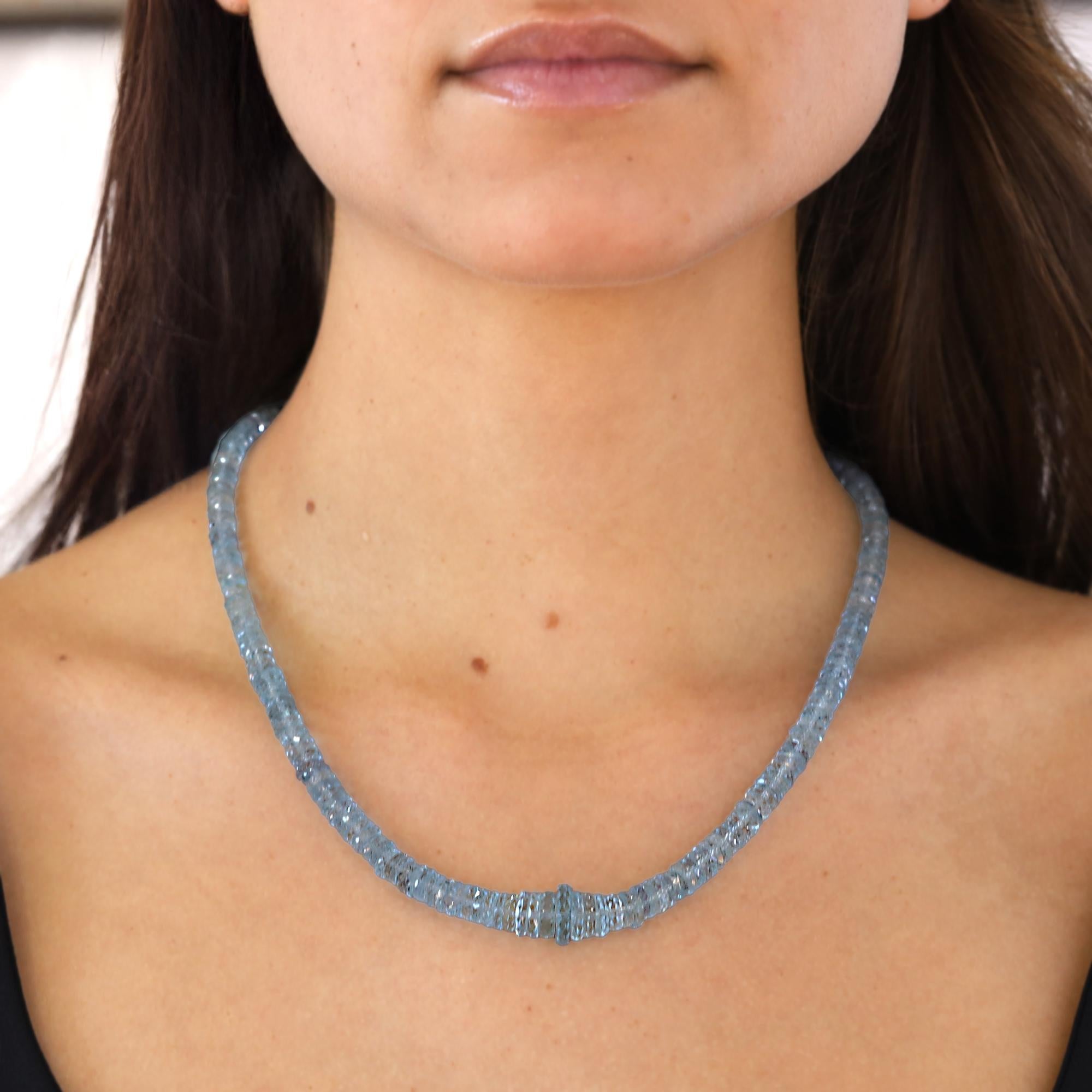 Ein fabelhaft facettierter Strang mit Aquamarinperlen. Insgesamt 145 Karat an abgestuften Rondellen, die sich prächtig an Ihren Hals schmiegen und ein schönes, lebhaftes Ozeanblau besitzen. Vervollständigt durch eine authentische