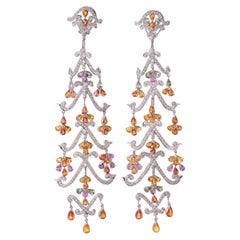 Orecchini a candeliere in oro bianco 18 carati con zaffiri multicolori e diamanti, collezione Estate