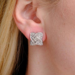 Orecchini Estate in oro bianco 14k con diamanti pavé da 0,50 ct a forma di nodo