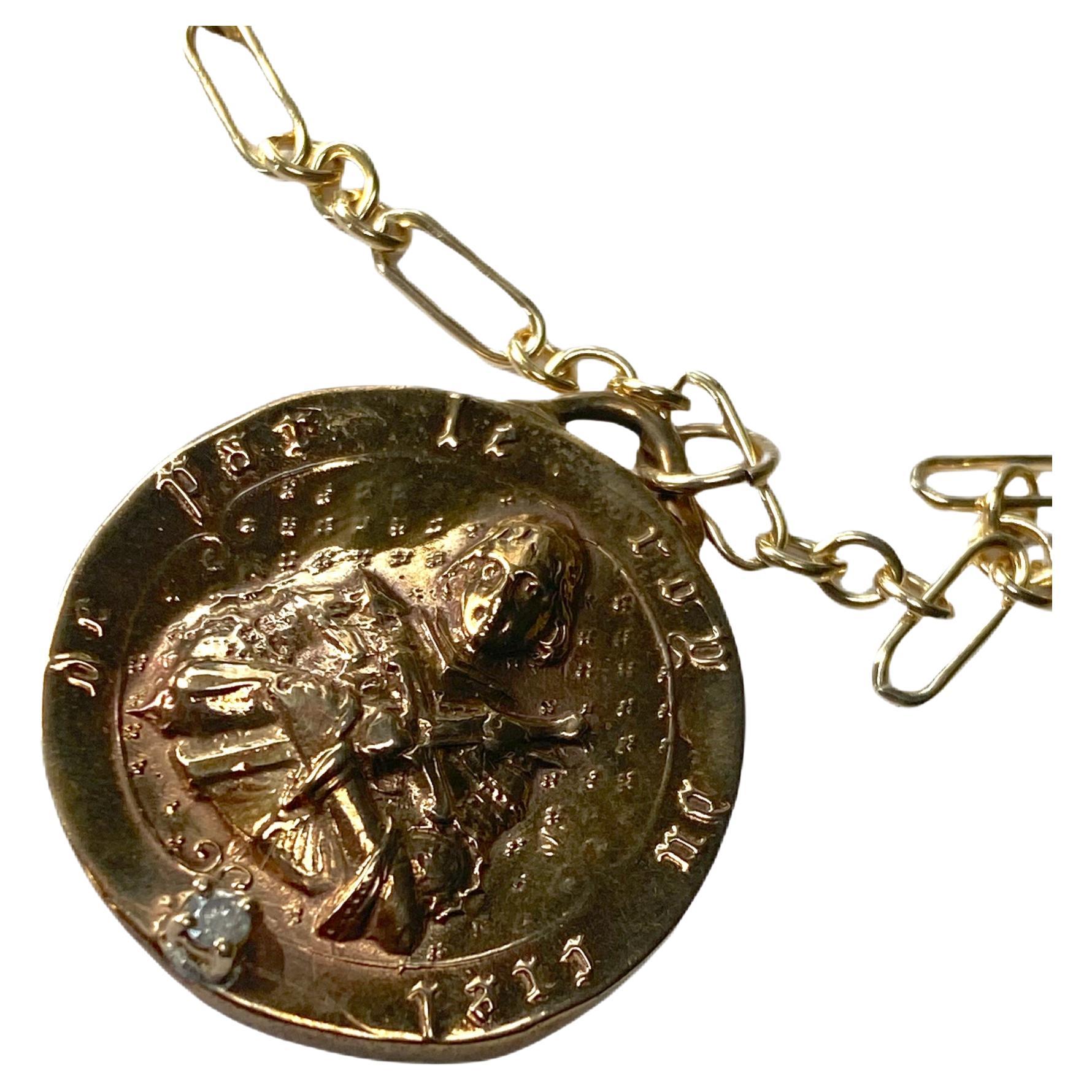Chaîne collier avec pendentif médaille en diamant blanc et pièce de monnaie Joan of Arc J Dauphin en vente