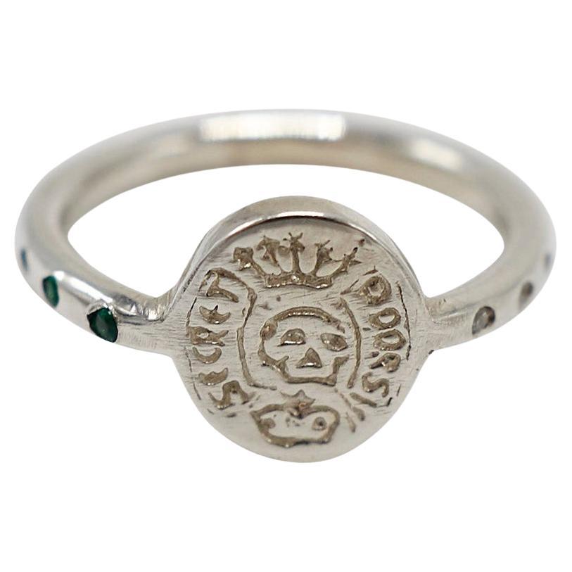 Crête de Signet Crest en argent sterling, émeraude, diamant blanc et crâne de J Dauphin en vente