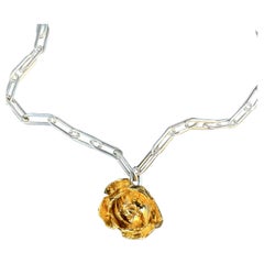 Chaîne en argent J Dauphin symbole de l'amour avec collier de roses
