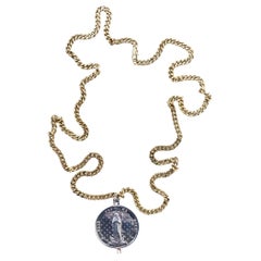 Long collier à chaîne Saint avec médaille en argent et opale J Dauphin