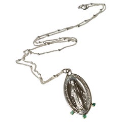 Médaille de la Vierge Marie Pendentif ovale Emeraudes Chaîne en argent J Dauphin