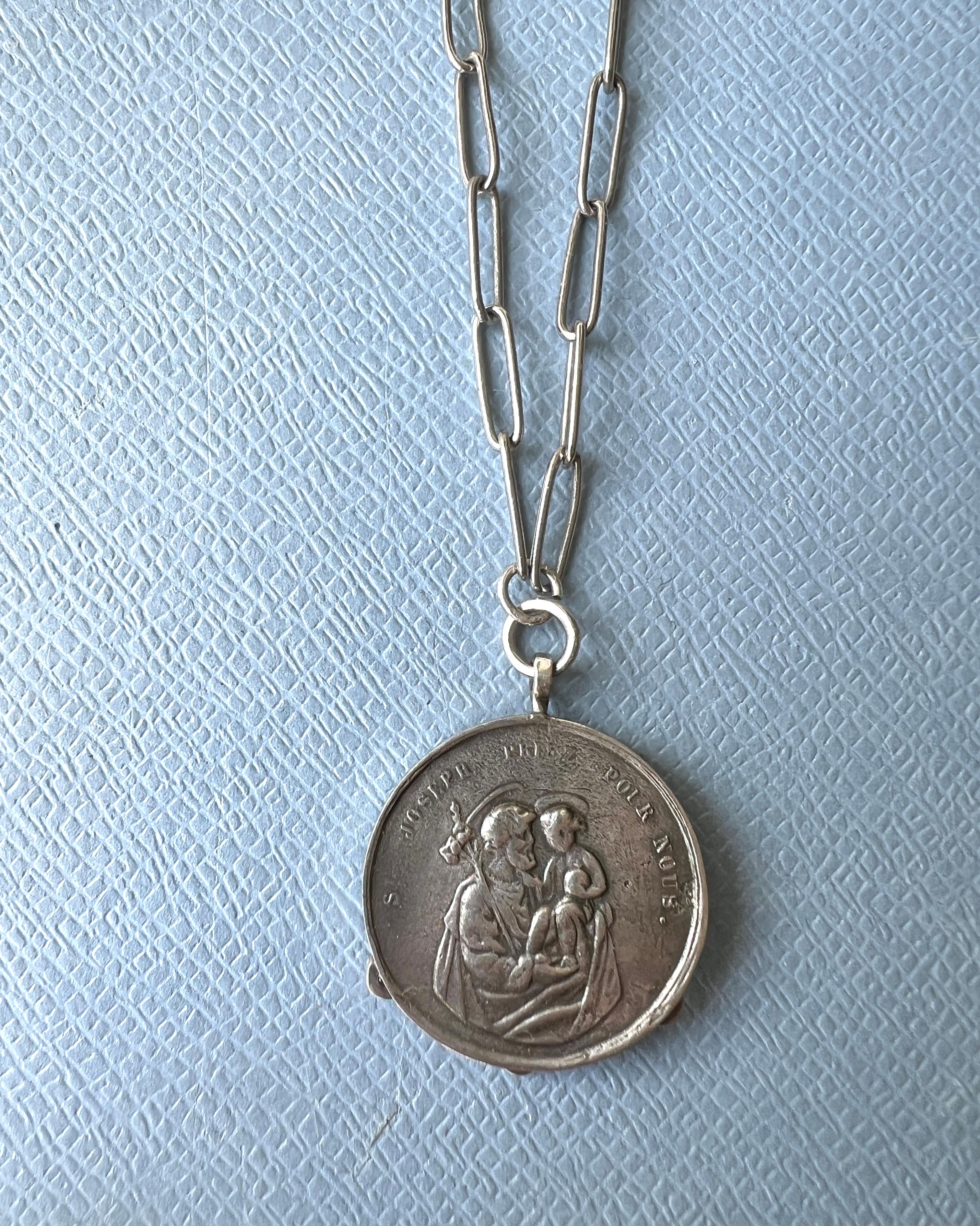 Collana a catena con Medaglia di Rubino Vergine A. Silver in vendita 2
