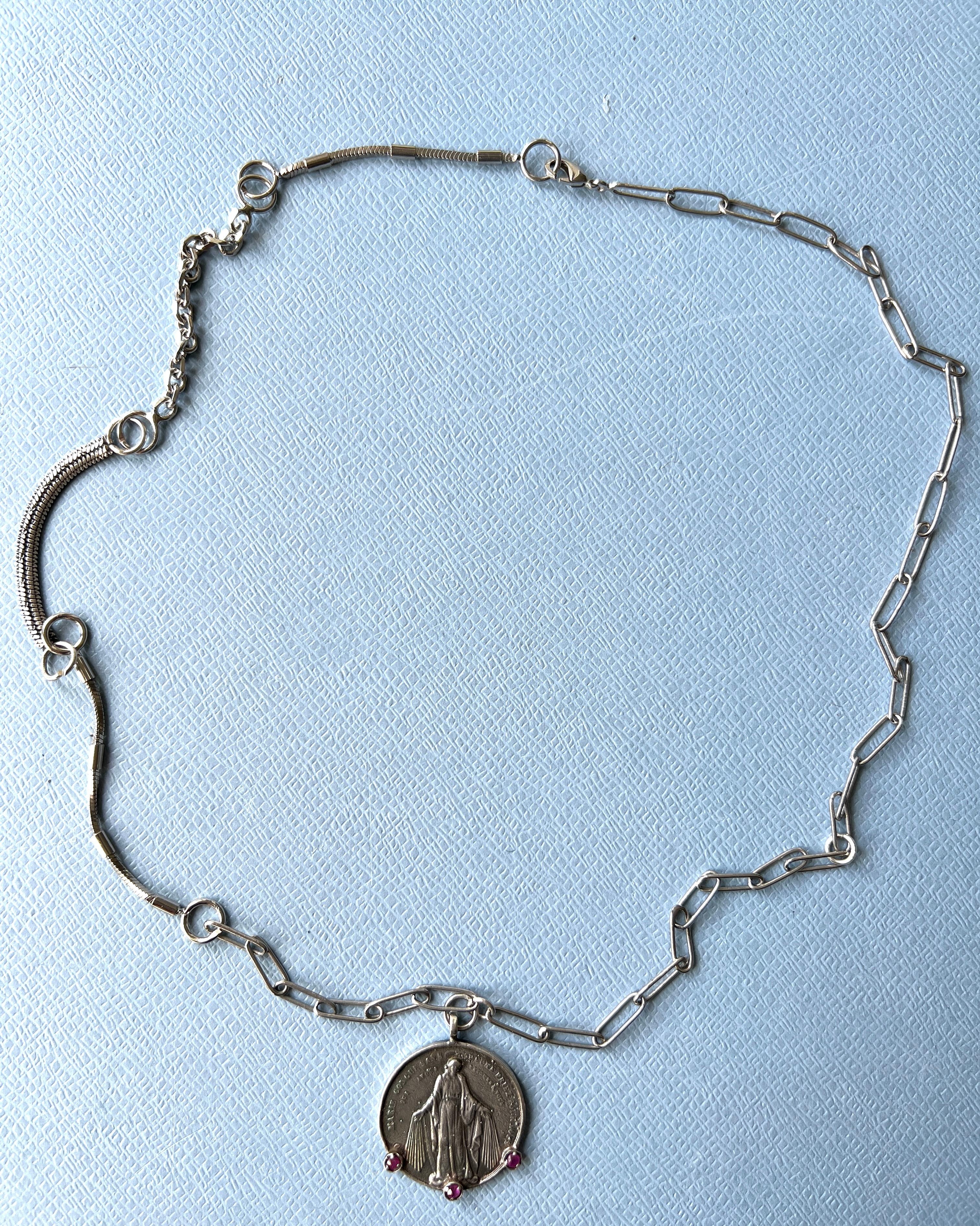 3 pezzi di medaglia di rubino Vergine Collana a catena A. Silver
Progettista: J DAUPHIN

28 pollici di lunghezza

Collana a catena con medaglia Vergine Maria 3 pezzi ciondolo in argento massiccio e collana a catena in ottone placcato