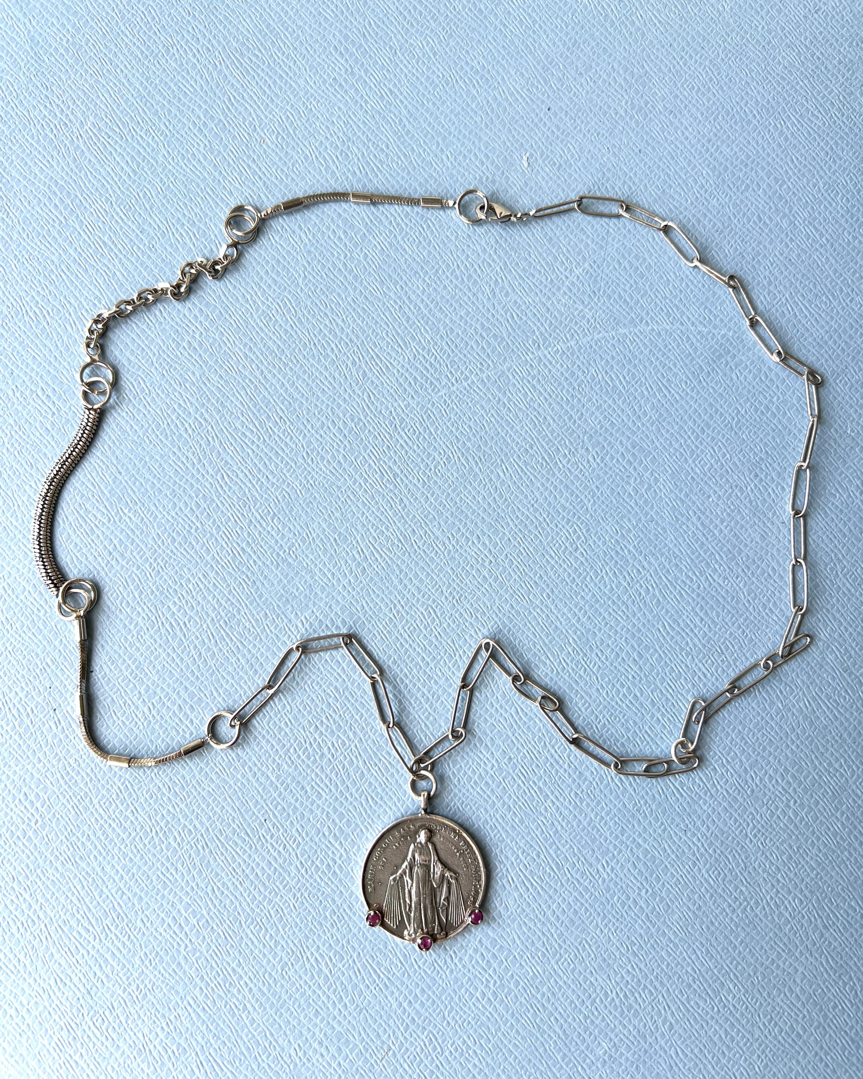 Collana a catena con Medaglia di Rubino Vergine A. Silver In condizioni Nuovo in vendita a Los Angeles, CA