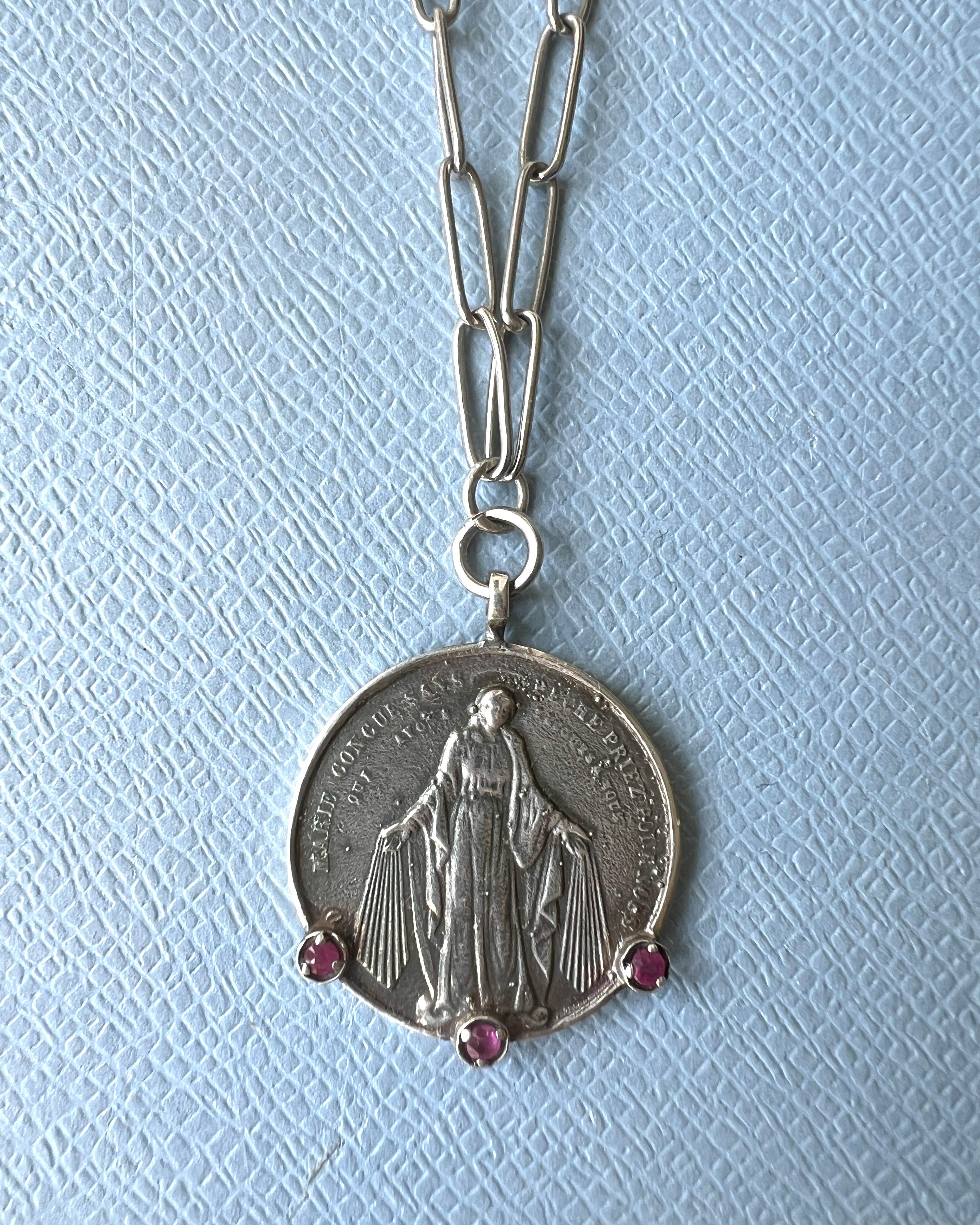 Collana a catena con Medaglia di Rubino Vergine A. Silver in vendita 1