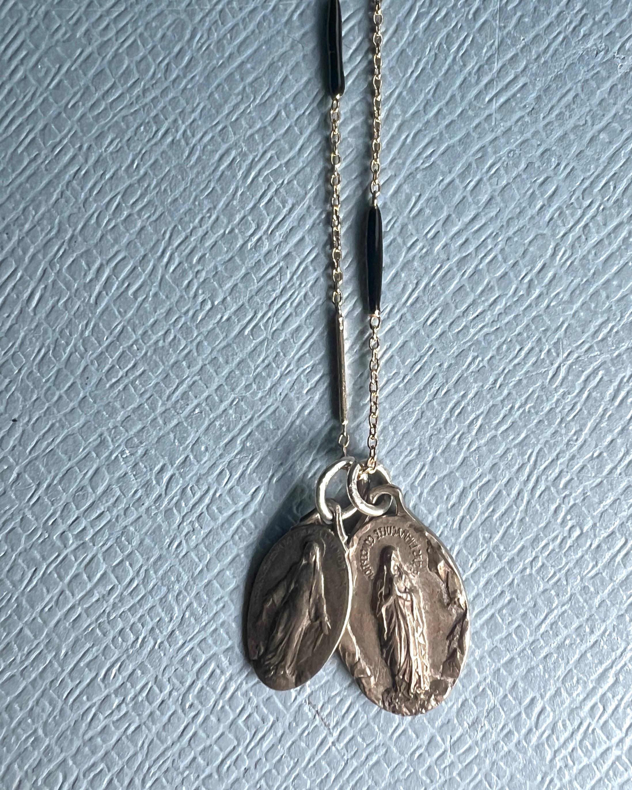 Medaglia della Vergine Maria Vintage  Collana con ciondolo in smalto nero in vendita 2