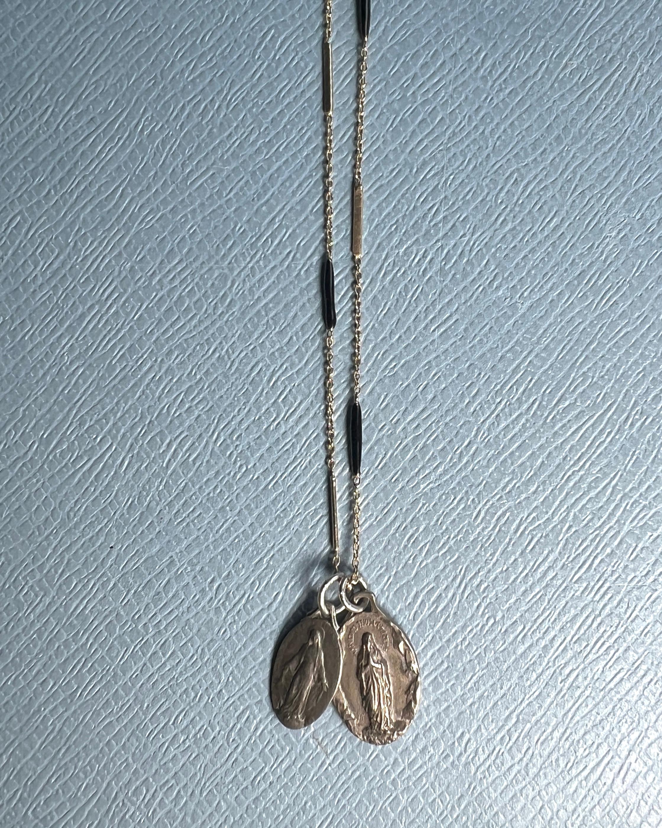Vittoriano Medaglia della Vergine Maria Vintage  Collana con ciondolo in smalto nero in vendita