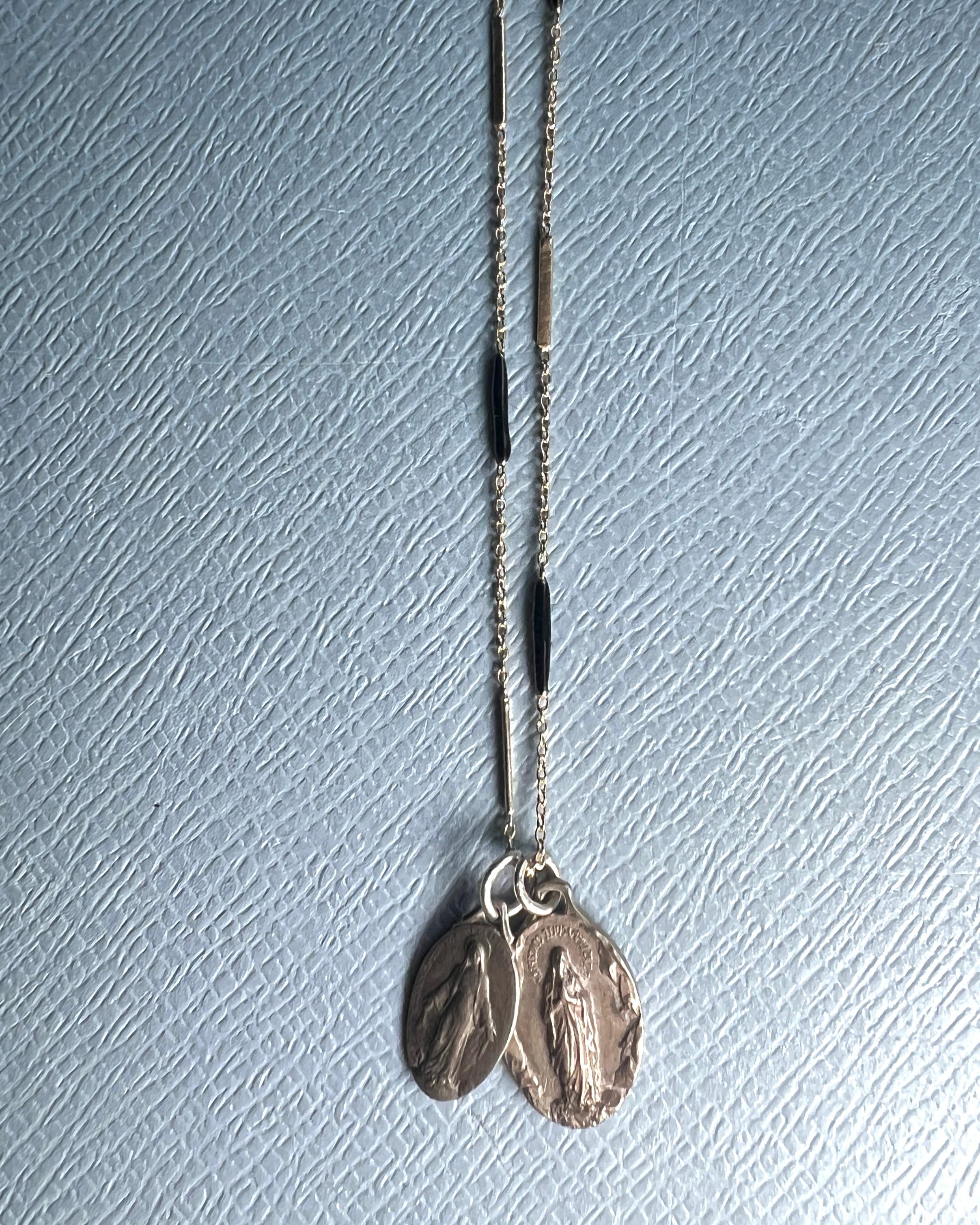 Medaglia della Vergine Maria Vintage  Collana con ciondolo in smalto nero in vendita 6