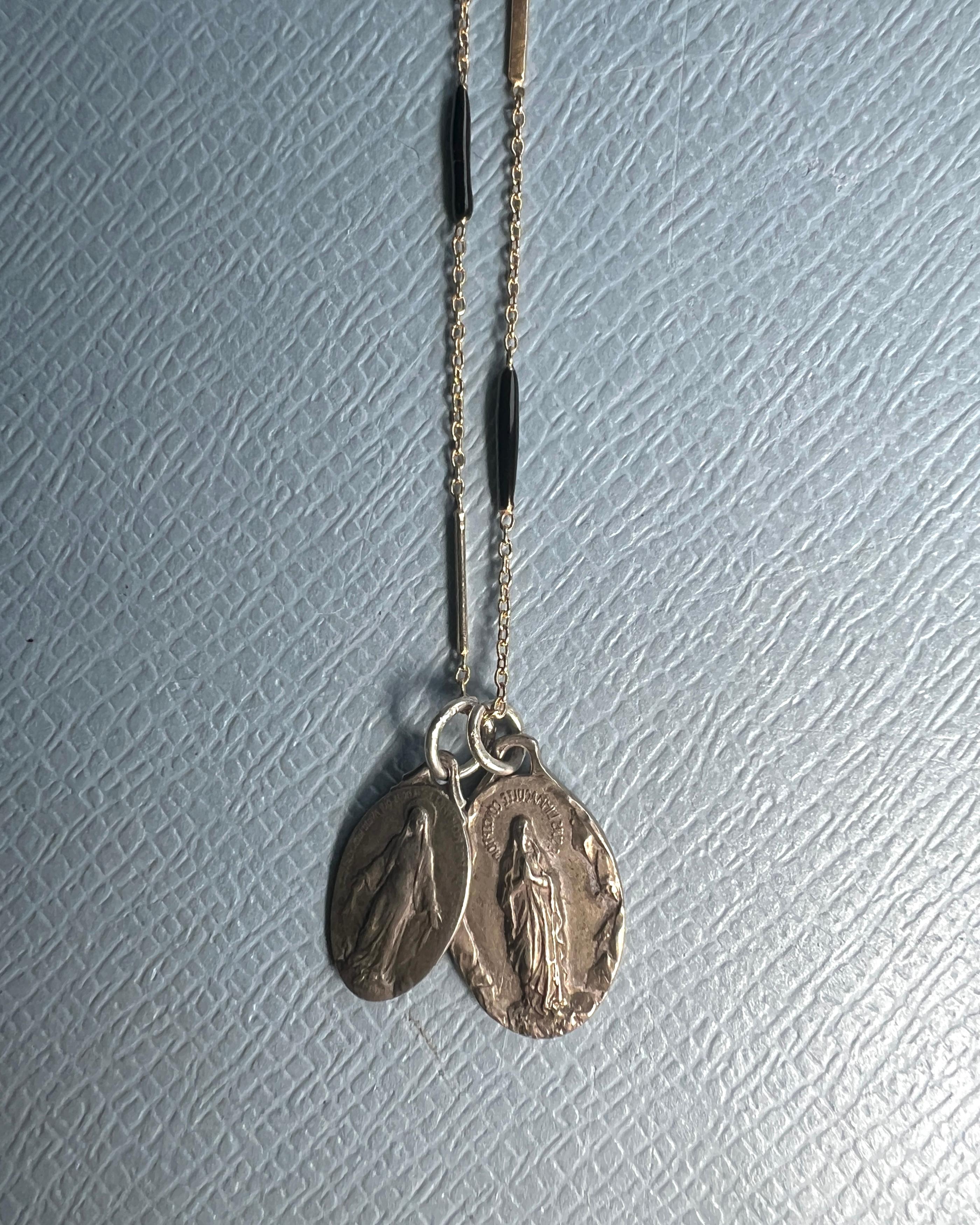 Donna Medaglia della Vergine Maria Vintage  Collana con ciondolo in smalto nero in vendita