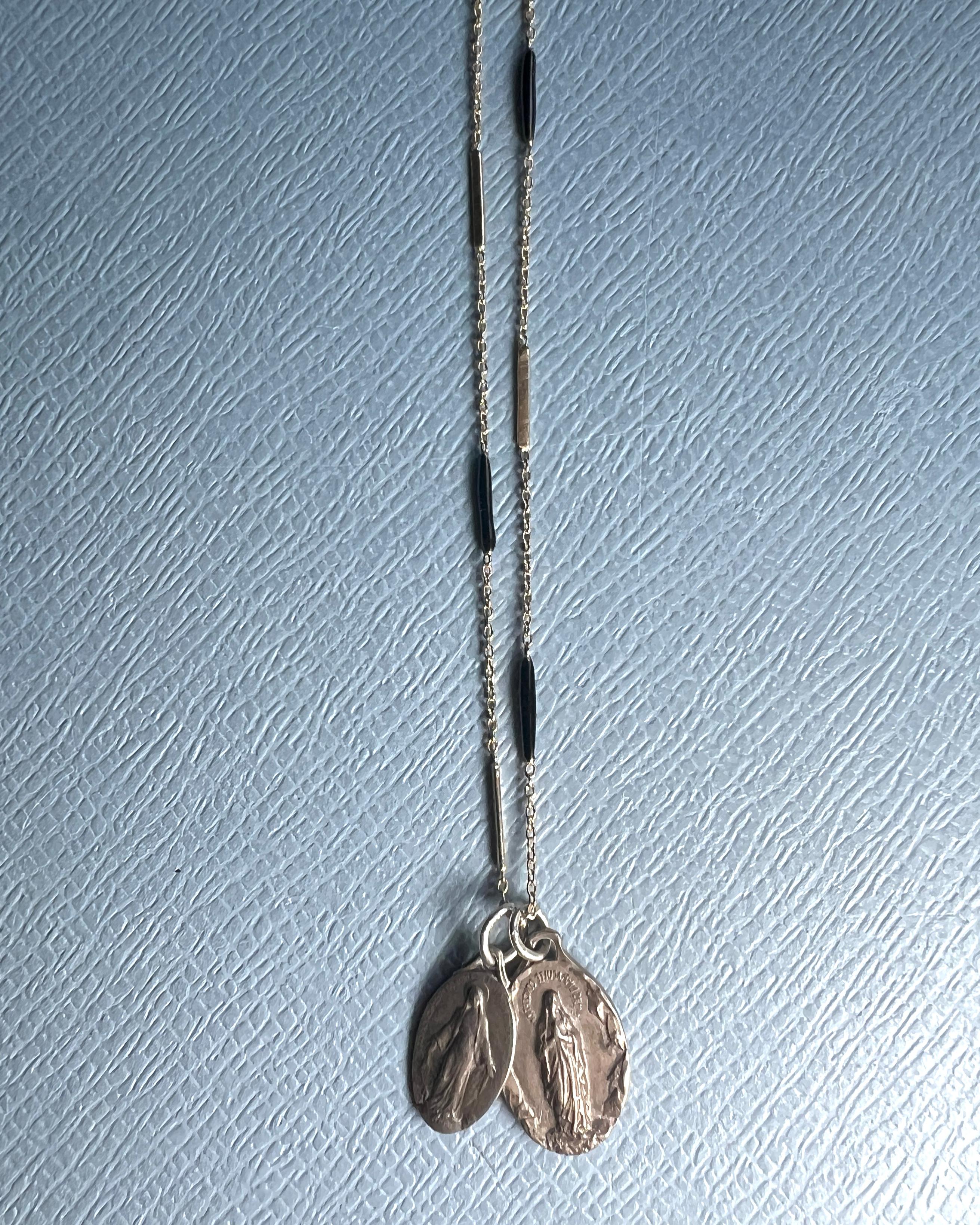 Medaglia della Vergine Maria Vintage  Collana con ciondolo in smalto nero in vendita 4