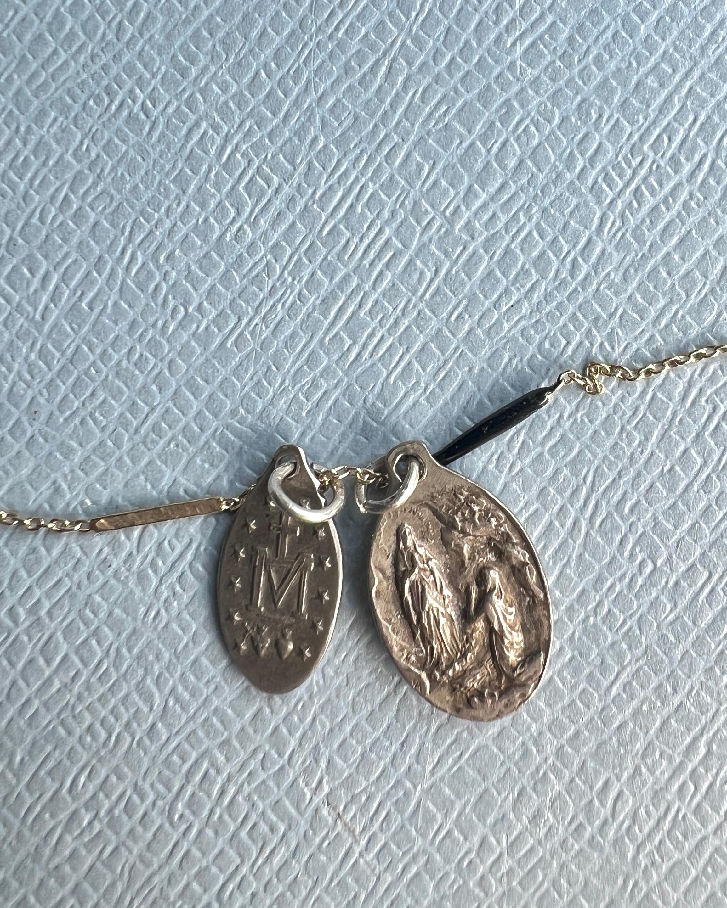 Medaglia della Vergine Maria Vintage  Collana con ciondolo in smalto nero in vendita 12