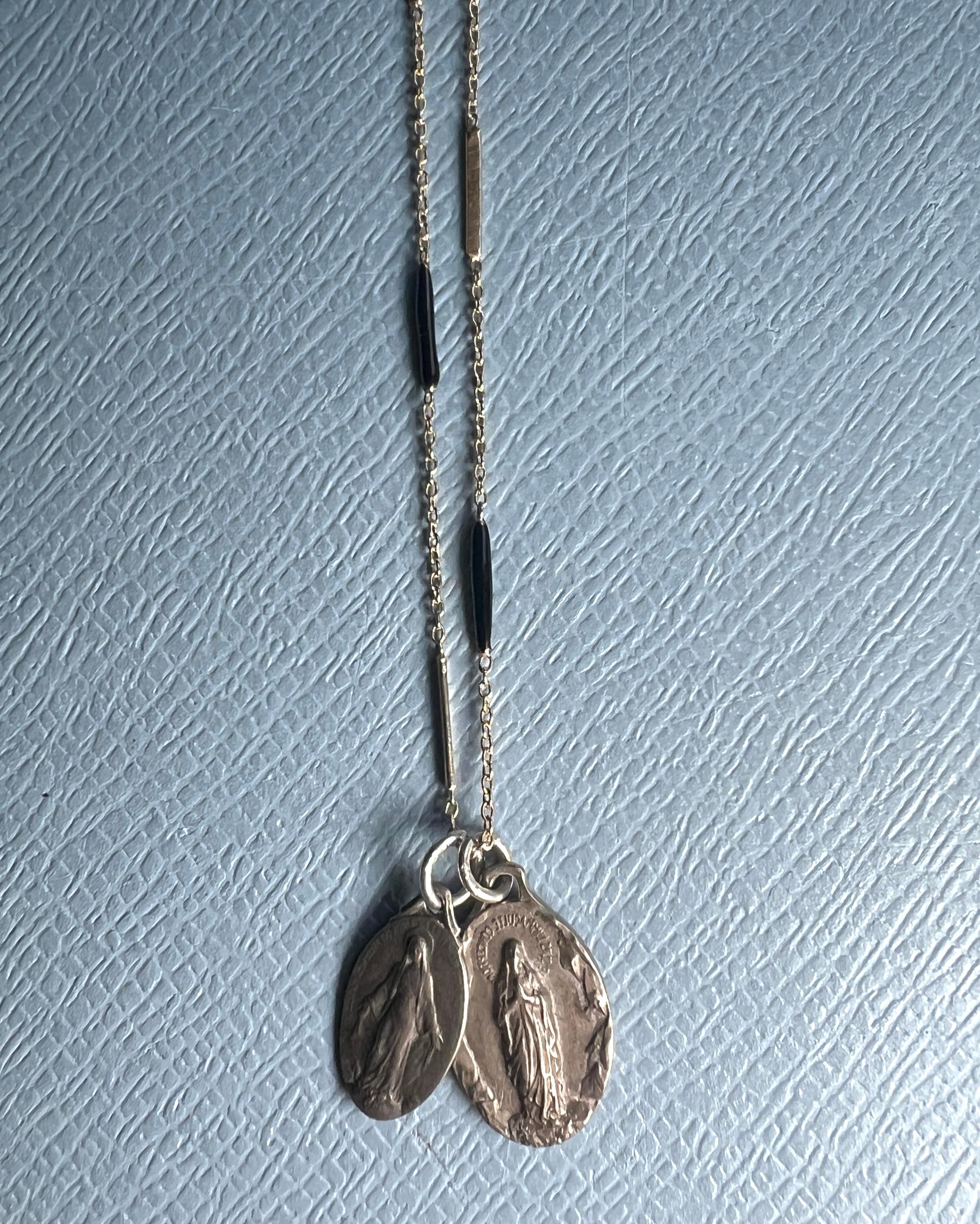 Medaglia della Vergine Maria Vintage  Collana con ciondolo in smalto nero in vendita 3