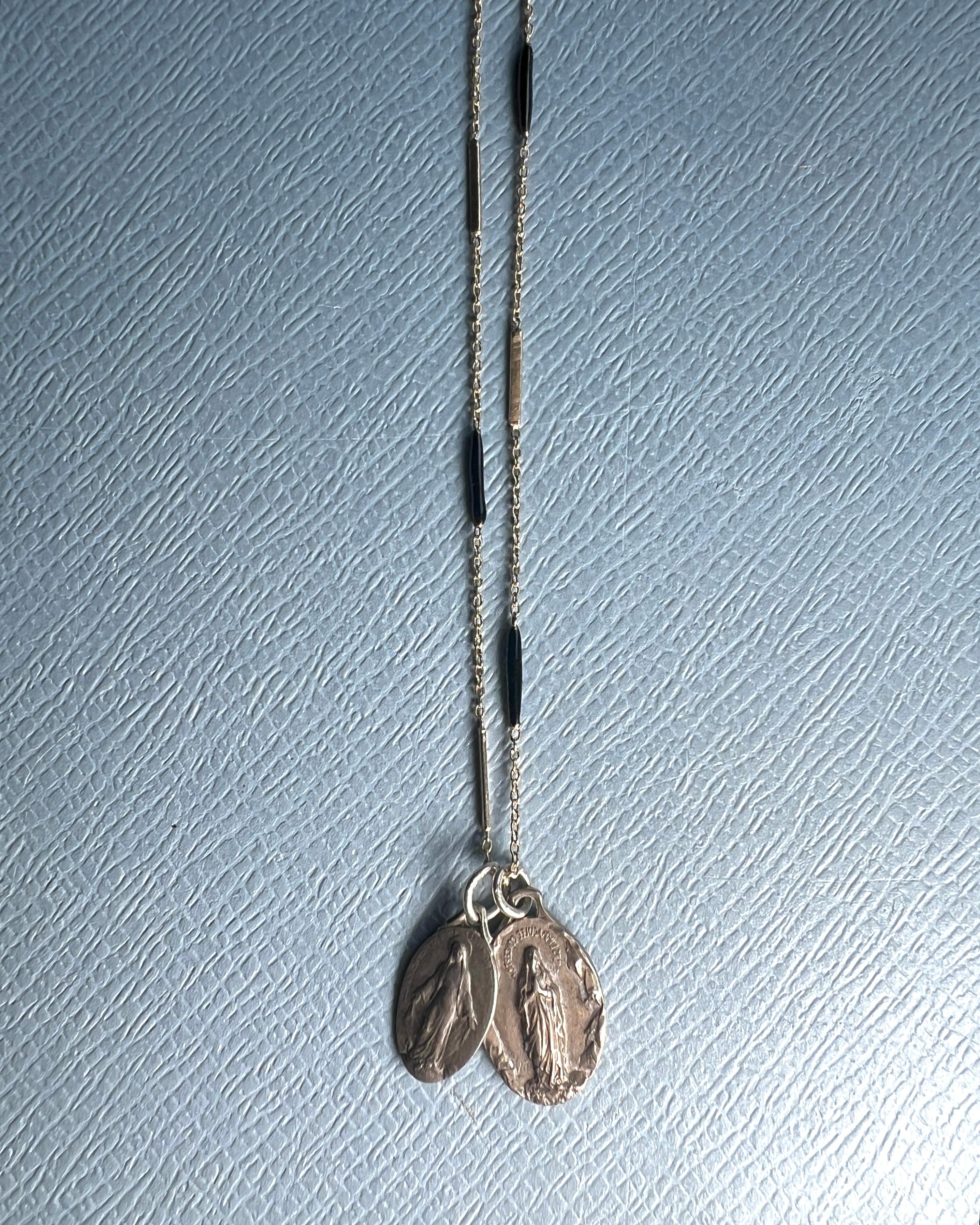 Medaglia della Vergine Maria Vintage  Collana con ciondolo in smalto nero in vendita 5