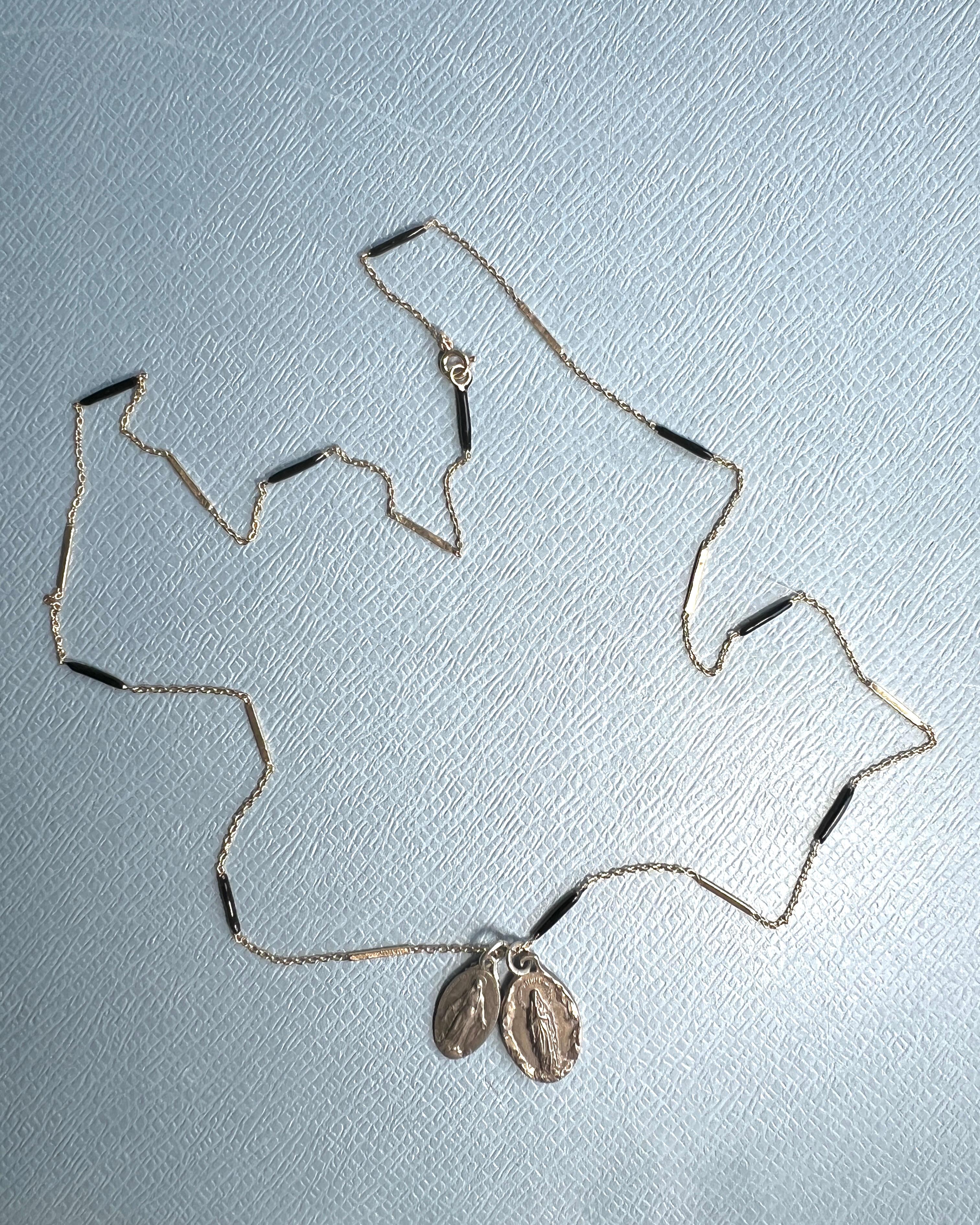 Medaglia della Vergine Maria Vintage  Collana con ciondolo in smalto nero in vendita 9
