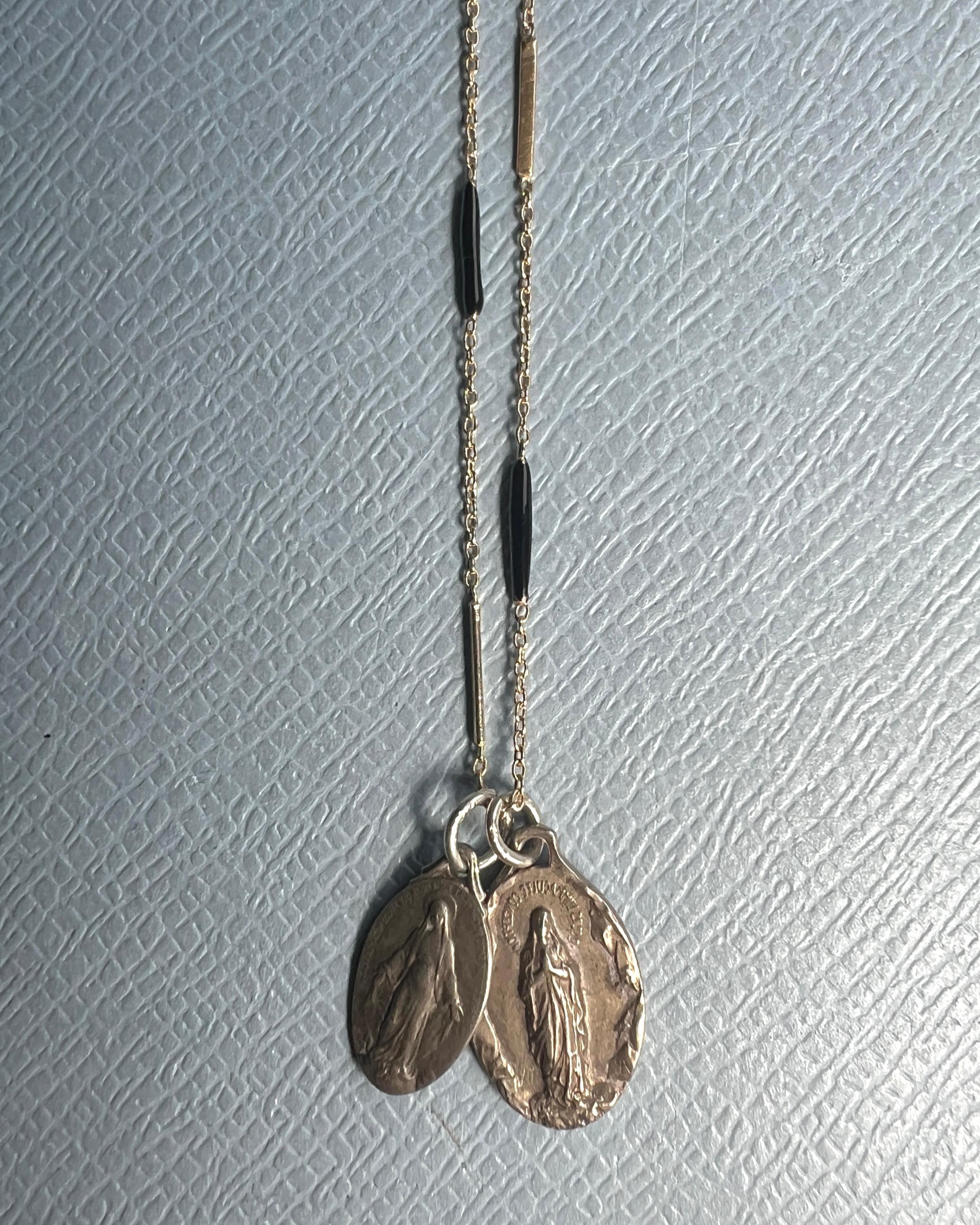 Medaglia della Vergine Maria Vintage  Collana con ciondolo in smalto nero in vendita 1