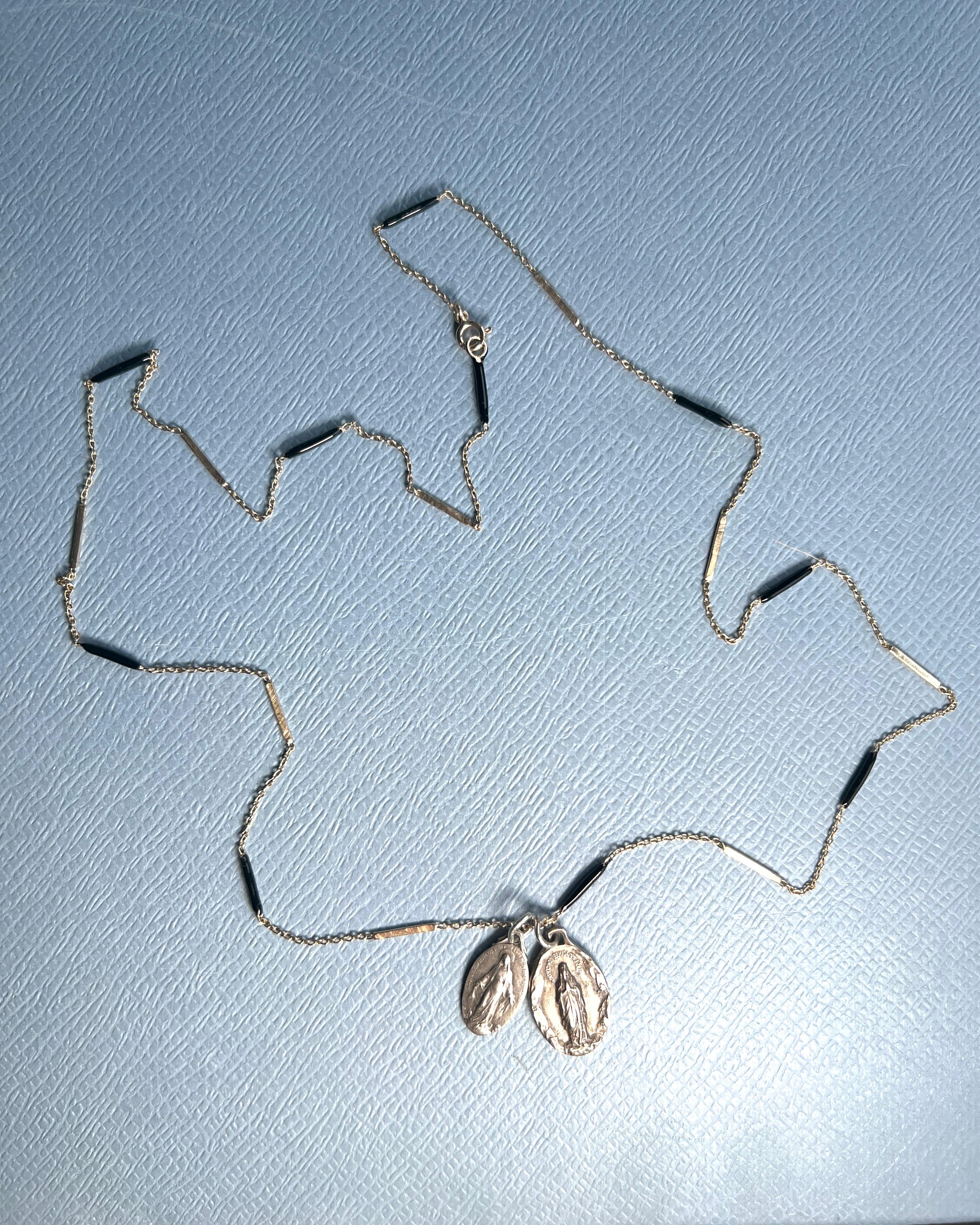 Medaglia della Vergine Maria Vintage  Collana con ciondolo in smalto nero in vendita 11