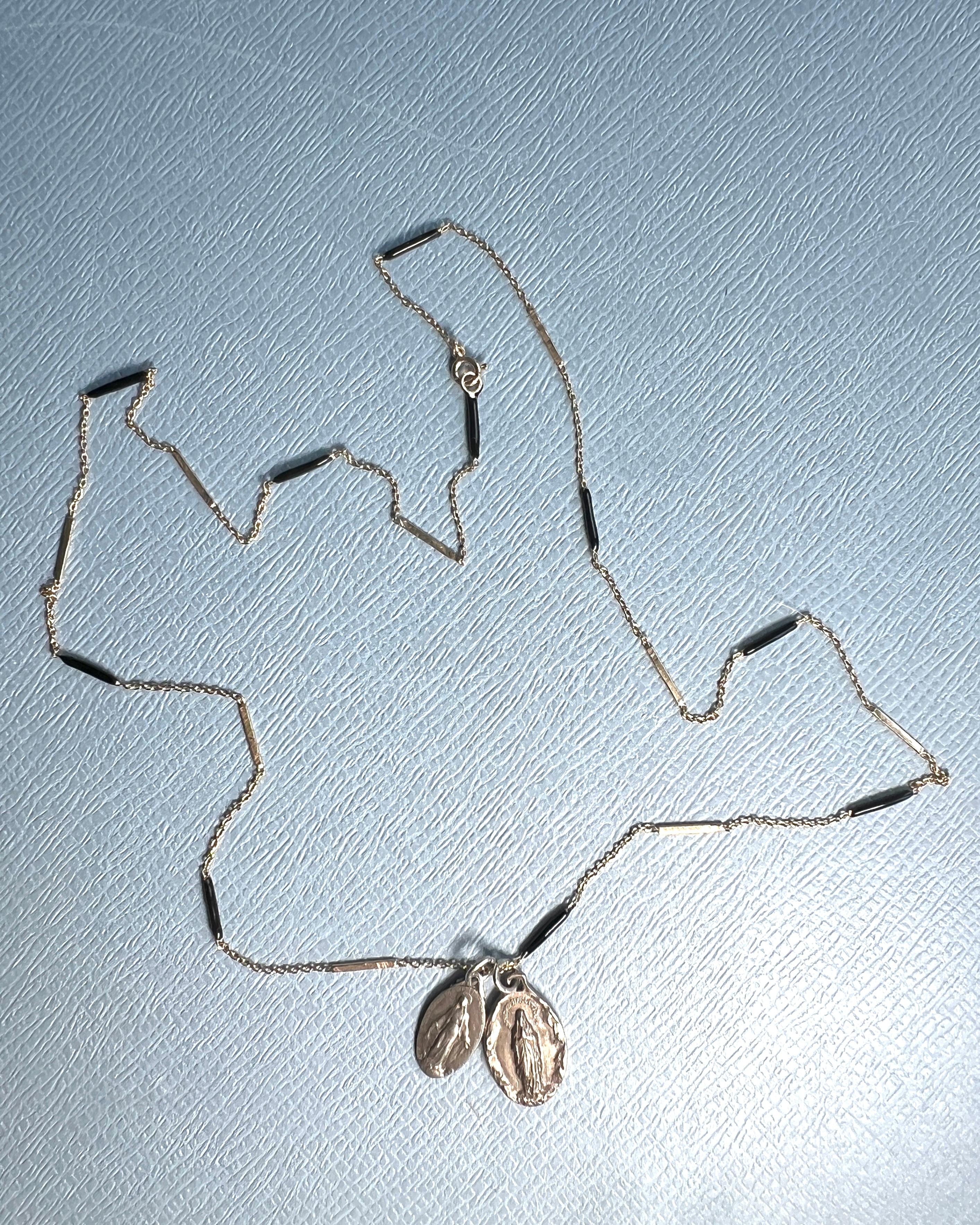 Medaglia della Vergine Maria Vintage  Collana con ciondolo in smalto nero in vendita 8