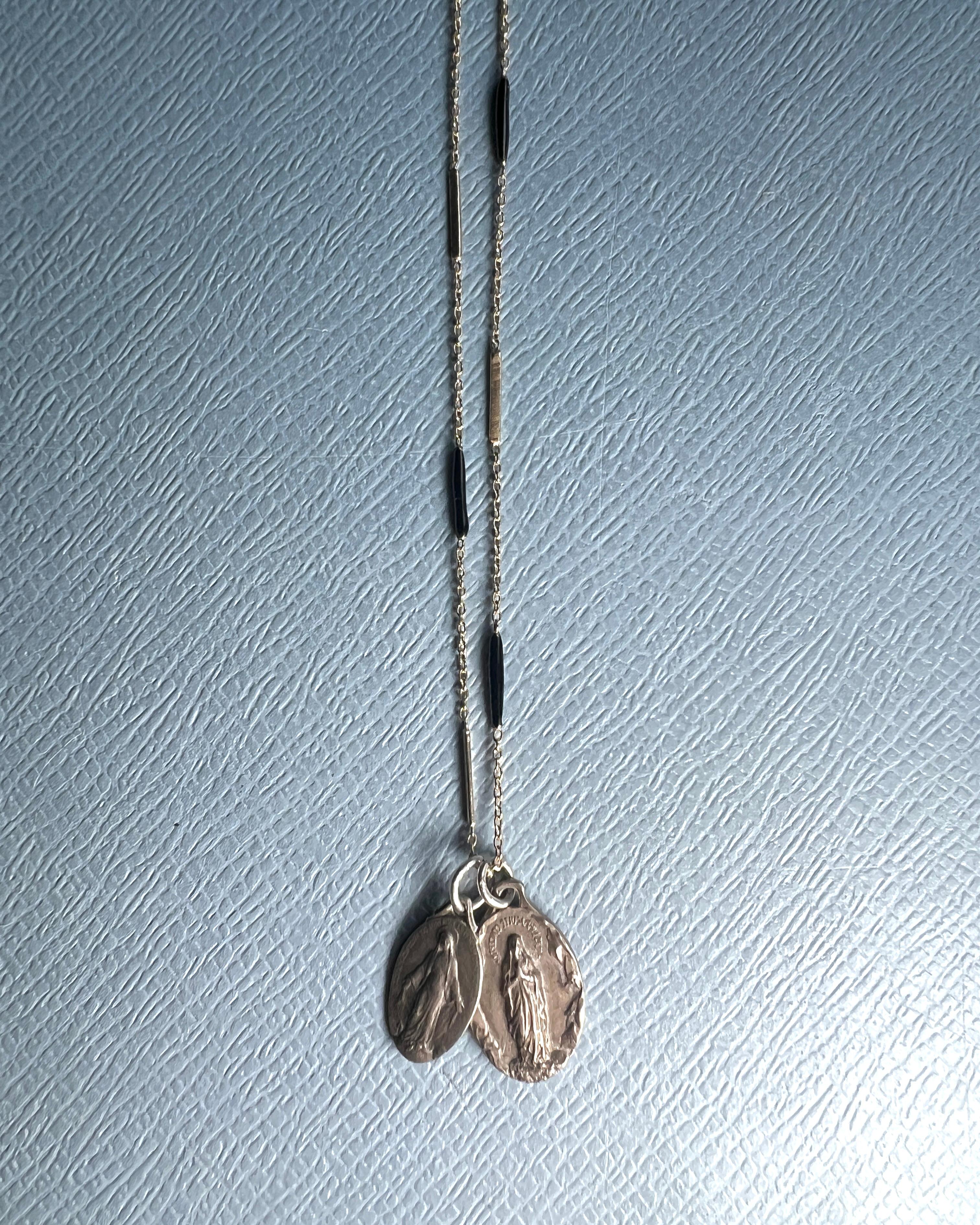 Medaglia della Vergine Maria Vintage  Collana con ciondolo in smalto nero in vendita 7