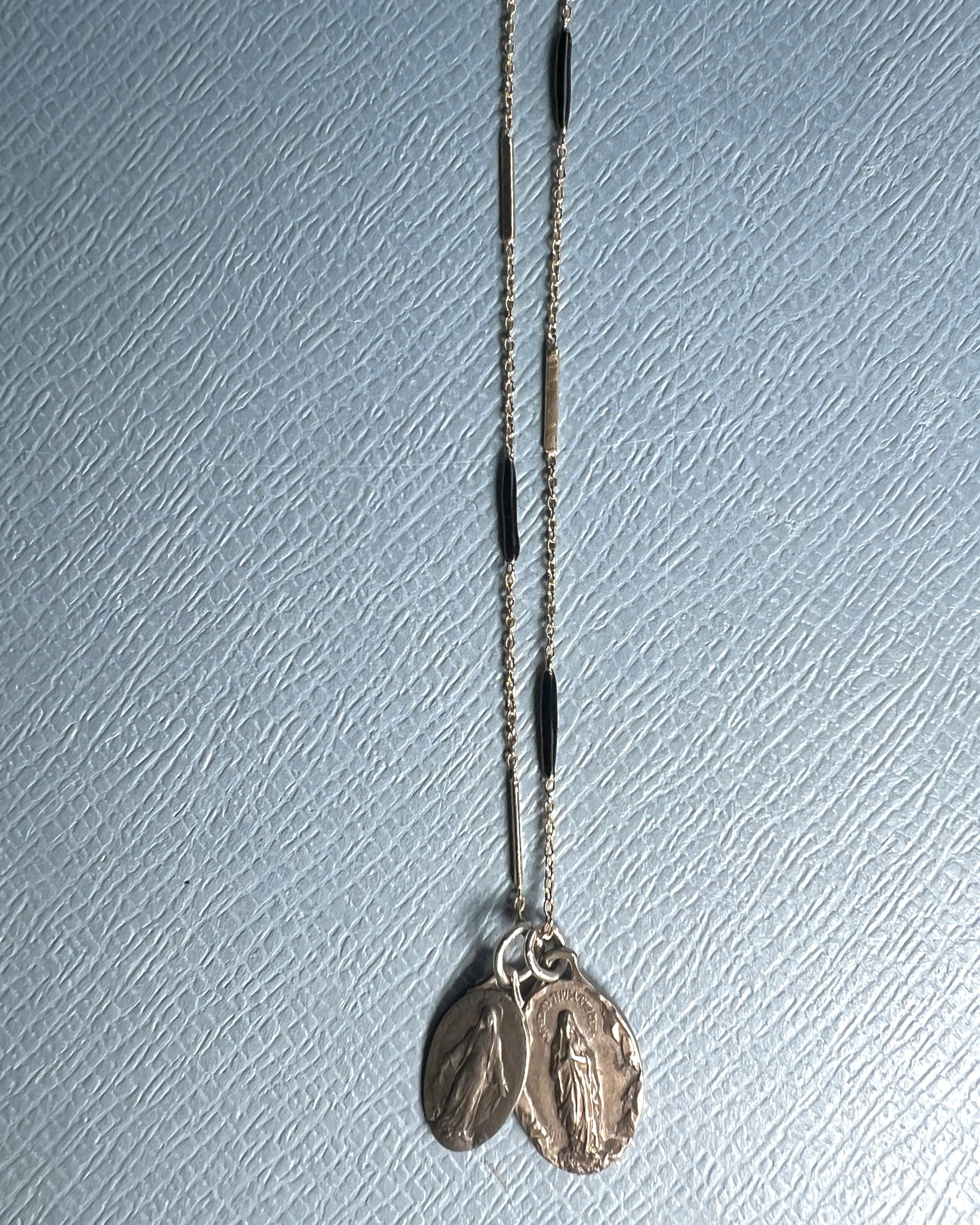 Medaglia della Vergine Maria Vintage  Collana con ciondolo in smalto nero In condizioni Nuovo in vendita a Los Angeles, CA